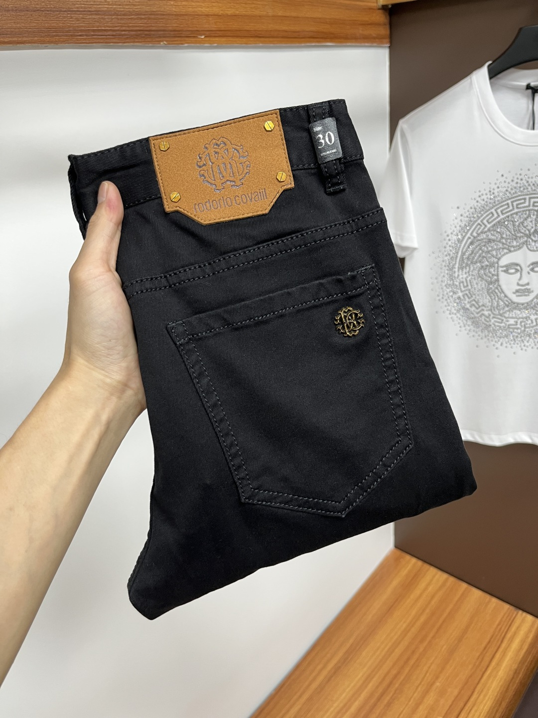 NO:423611,Cavalli 2025ss Snake Year Summer New Year Jeans. Original 1:1 production, perfect choice for daily life, simple, atmospheric, fashionable and stylish, customized imported tannin fabric, heavy industry washing process, complex and exquisite workmanship. It is easy to meet the needs of all seasons, soft and elastic, smooth and neat, original auxiliary materials, L10 upper body comfortable and easy to match, durable code number 29-38, jeans, alexander wang19860909卡沃利 2025ss蛇年夏季贺岁款牛仔裤.原单1:1制作,日常必备的完美之选,简单大气亦时尚有型,定制进口丹宁面料 ,重工洗水工艺,做工复杂工艺精湛.轻松迎合四季需要,手感柔软带弹力,流畅利落,原版辅料五金,L10上身舒适非常易搭耐看码数29-38,,jeans,alexander wang,Men's clothing