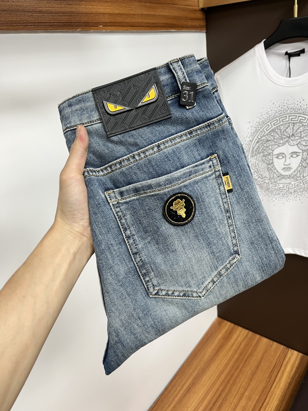 NO:423622,Fendi 2025ss Snake Year Summer New Year Jeans. Original 1:1 production, perfect choice for daily life, simple, atmospheric, fashionable and stylish, customized imported tannin fabric, heavy industry washing process, complex and exquisite workmanship. It is easy to meet the needs of all seasons, soft and elastic, smooth and neat, original auxiliary materials, L10 upper body comfortable and easy to match, durable code number 29-38, fendi, jeans, alexander wang19860909芬迪 2025ss蛇年夏季贺岁款牛仔裤.原单1:1制作,日常必备的完美之选,简单大气亦时尚有型,定制进口丹宁面料 ,重工洗水工艺,做工复杂工艺精湛.轻松迎合四季需要,手感柔软带弹力,流畅利落,原版辅料五金,L10上身舒适非常易搭耐看码数29-38,,fendi,jeans,alexander wang,Men's clothing