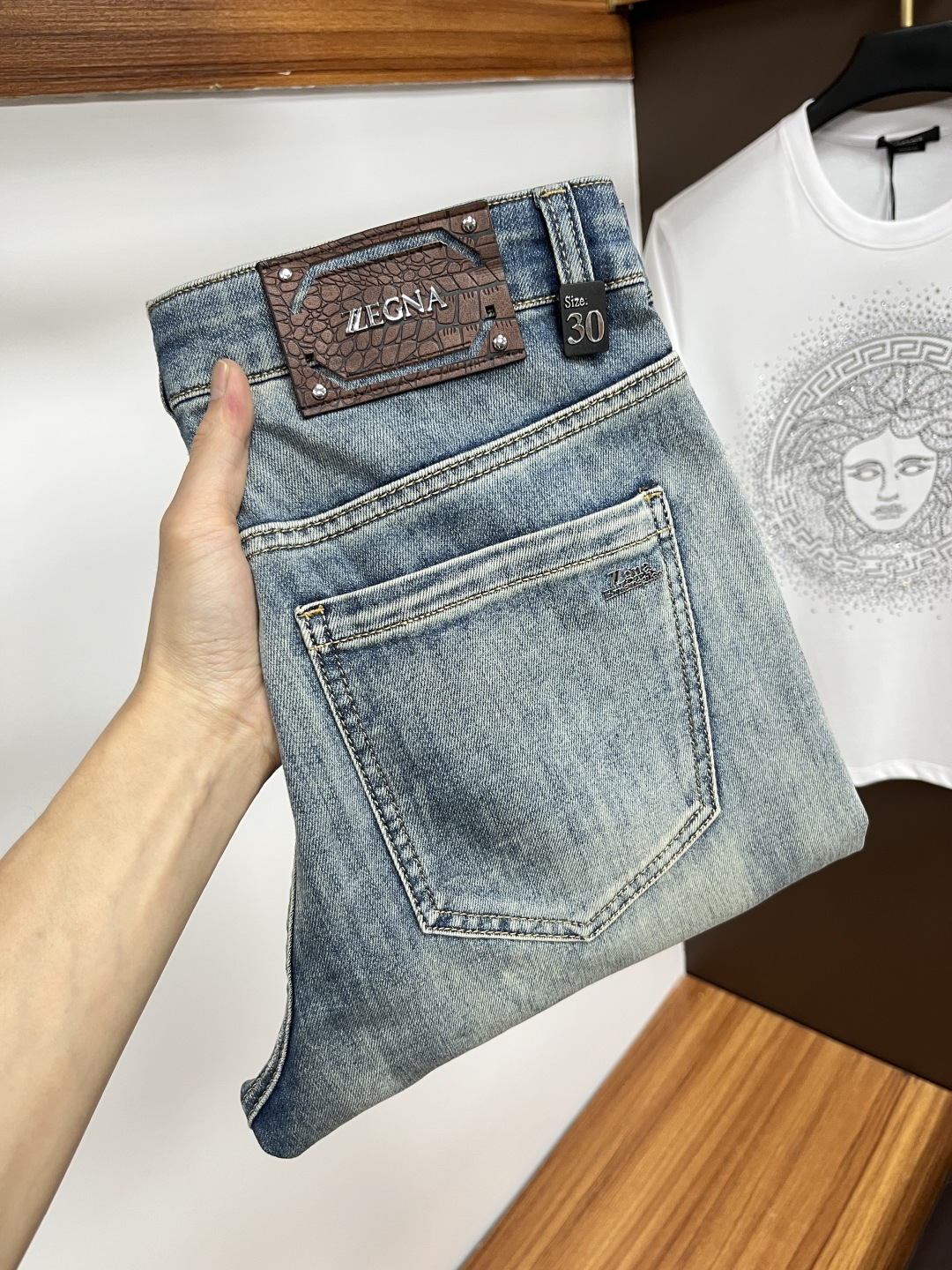 NO:423632,Jenia 2025ss Snake Summer New Year Jeans. Original 1:1 production, perfect choice for daily life, simple, atmospheric, fashionable and stylish, customized imported tannin fabric, heavy industry washing process, complex and exquisite workmanship. It is easy to meet the needs of all seasons, soft and elastic, smooth and neat, original auxiliary materials, L10 upper body comfortable and easy to match, durable code number 29-38, zegna, jeans, alexander wang19860909杰尼亚 2025ss蛇年夏季贺岁款牛仔裤.原单1:1制作,日常必备的完美之选,简单大气亦时尚有型,定制进口丹宁面料 ,重工洗水工艺,做工复杂工艺精湛.轻松迎合四季需要,手感柔软带弹力,流畅利落,原版辅料五金,L10上身舒适非常易搭耐看码数29-38,,zegna,jeans,alexander wang,Men's clothing