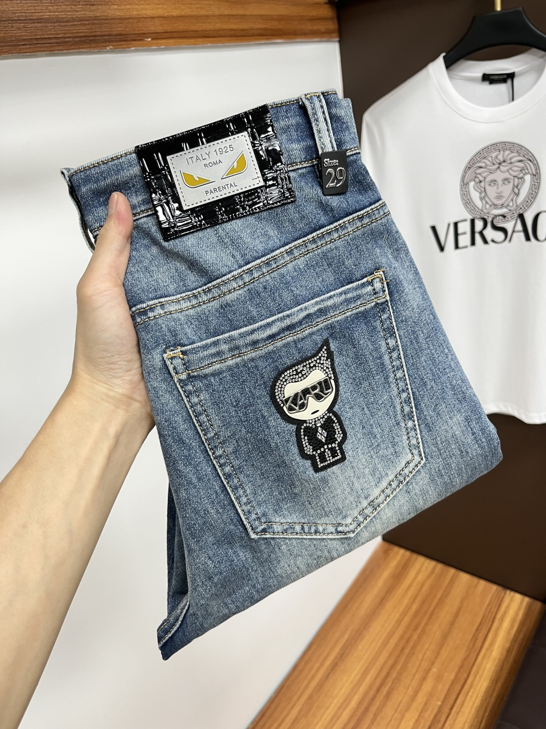 NO:423653,Fendi 2025ss Snake Year Summer New Year Jeans. Original 1:1 production, perfect choice for daily life, simple, atmospheric, fashionable and stylish, customized imported tannin fabric, heavy industry washing process, complex and exquisite workmanship. It is easy to meet the needs of all seasons, soft and elastic, smooth and neat, original auxiliary materials, L10 upper body comfortable and easy to match, durable code number 29-38, fendi, jeans, alexander wang19860909芬迪 2025ss蛇年夏季贺岁款牛仔裤.原单1:1制作,日常必备的完美之选,简单大气亦时尚有型,定制进口丹宁面料 ,重工洗水工艺,做工复杂工艺精湛.轻松迎合四季需要,手感柔软带弹力,流畅利落,原版辅料五金,L10上身舒适非常易搭耐看码数29-38,,fendi,jeans,alexander wang,Men's clothing