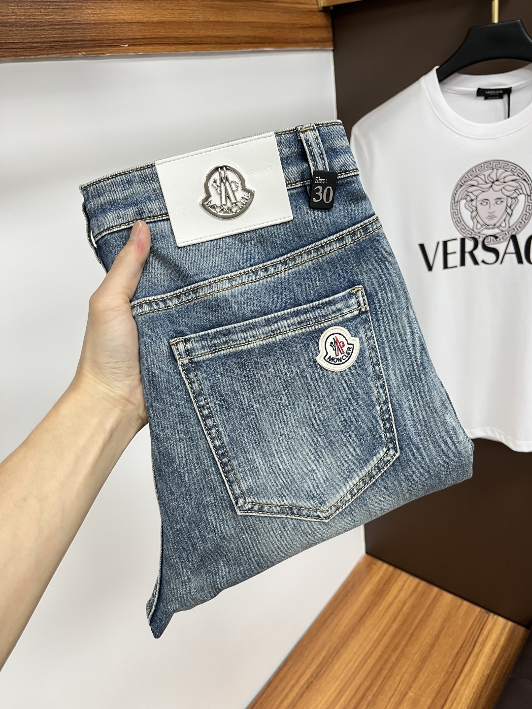 NO:423667,The 2025ss Snake Year Summer New Year Jeans. Original 1:1 production, a perfect choice for daily life, simple, atmospheric, fashionable and stylish, customized imported tannin fabric, heavy industry washing process, complex and exquisite workmanship. It is easy to meet the needs of the four seasons, soft and elastic, smooth and neat, original auxiliary materials, L10, comfortable and easy to match, durable code number 29-38, Moncler, jeans, alexander wang19860909蒙口 2025ss蛇年夏季贺岁款牛仔裤.原单1:1制作,日常必备的完美之选,简单大气亦时尚有型,定制进口丹宁面料 ,重工洗水工艺,做工复杂工艺精湛.轻松迎合四季需要,手感柔软带弹力,流畅利落,原版辅料五金,L10上身舒适非常易搭耐看码数29-38,,Moncler,jeans,alexander wang,Men's clothing