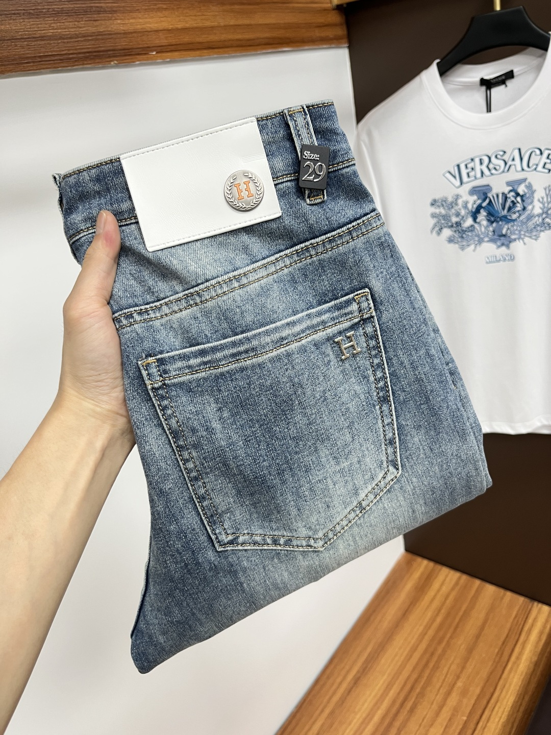 NO:476662,Hermes 2025ss Snake Year Summer New Year Jeans. Original 1:1 production, perfect choice for daily life, simple, atmospheric, fashionable and stylish, customized imported tannin fabric, heavy industry washing process, complex and exquisite workmanship. It is easy to meet the needs of all seasons, soft and elastic, smooth and neat, original auxiliary materials, L10 upper body comfortable and easy to match, durable code number 29-38, hermes, jeans, alexander wang19860909爱马仕 2025ss蛇年夏季贺岁款牛仔裤.原单1:1制作,日常必备的完美之选,简单大气亦时尚有型,定制进口丹宁面料 ,重工洗水工艺,做工复杂工艺精湛.轻松迎合四季需要,手感柔软带弹力,流畅利落,原版辅料五金,L10上身舒适非常易搭耐看码数29-38,,hermes,jeans,alexander wang,Men's clothing