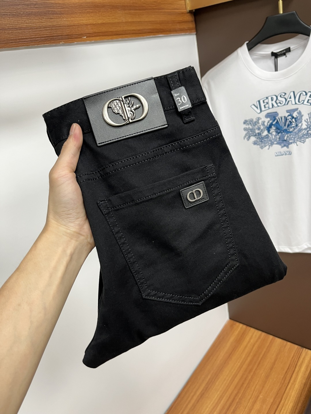 NO:455143,Dior 2025ss Snake Year Summer New Year Jeans. Original 1:1 production, perfect choice for daily life, simple, atmospheric, fashionable and stylish, customized imported tannin fabric, heavy industry washing process, complex and exquisite workmanship. It is easy to meet the needs of the four seasons, soft and elastic, smooth and neat, original auxiliary hardware, L10 upper body is comfortable and easy to match, durable code number 29-38, dior, jeans, alexander wang19860909迪奥 2025ss蛇年夏季贺岁款牛仔裤.原单1:1制作,日常必备的完美之选,简单大气亦时尚有型,定制进口丹宁面料 ,重工洗水工艺,做工复杂工艺精湛.轻松迎合四季需要,手感柔软带弹力,流畅利落,原版辅料五金,L10上身舒适非常易搭耐看码数29-38,,dior,jeans,alexander wang,Men's clothing