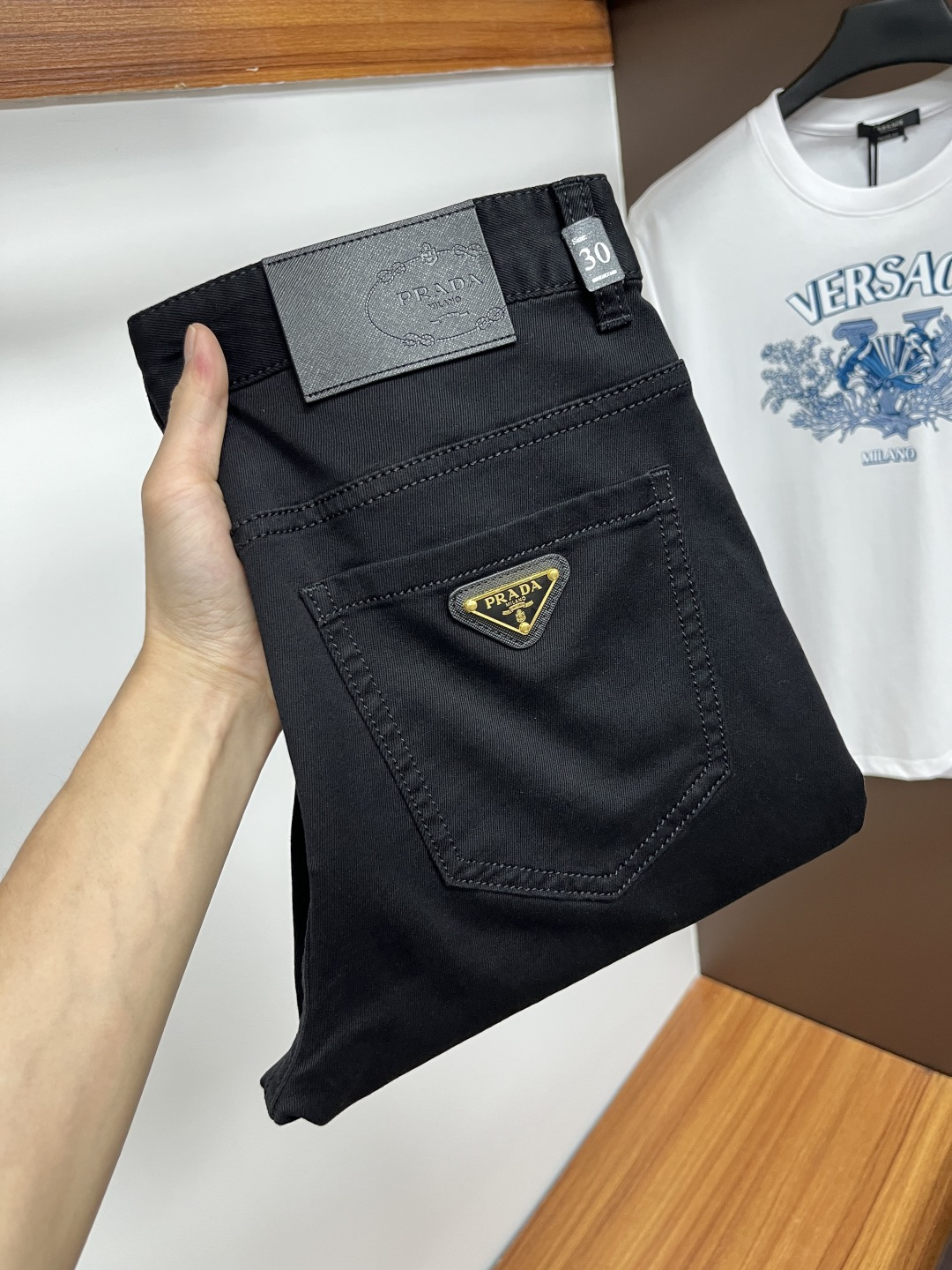 NO:455146,Prada 2025ss Snake Summer New Year Jeans. Original 1:1 production, perfect choice for daily life, simple, atmospheric, fashionable and stylish, customized imported tannin fabric, heavy industry washing process, complex and exquisite workmanship. It is easy to meet the needs of all seasons, soft and elastic, smooth and neat, original auxiliary materials, L10 upper body comfortable and easy to match, durable code number 29-38, prada, jeans, alexander wang19860909普拉达 2025ss蛇年夏季贺岁款牛仔裤.原单1:1制作,日常必备的完美之选,简单大气亦时尚有型,定制进口丹宁面料 ,重工洗水工艺,做工复杂工艺精湛.轻松迎合四季需要,手感柔软带弹力,流畅利落,原版辅料五金,L10上身舒适非常易搭耐看码数29-38,,prada,jeans,alexander wang,Men's clothing