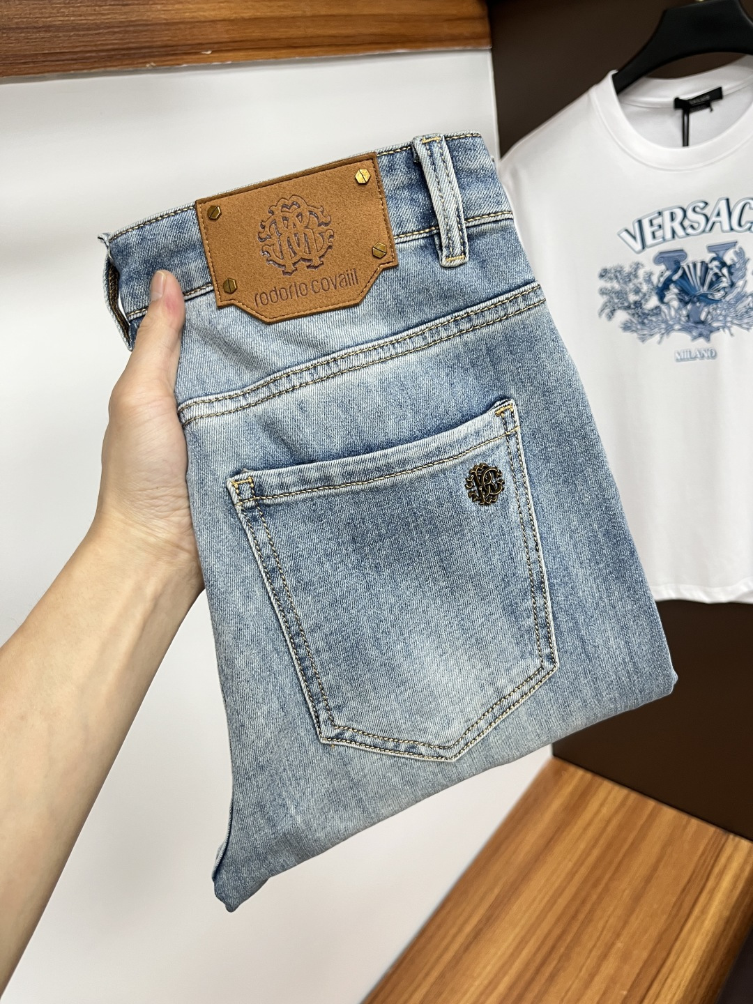 NO:430952,Cavalli The latest jeans in summer 2025 are stress-free when entering and leaving the store. Hot-selling counters. Taste and value are shared. They are very comfortable to wear. Low-key and luxurious. They are very classy when worn. There is no need to say much about the style and cutting of the pants. The upper body is exquisite and vivid. The truly first-class quality is a top-notch material. The real palace-grade casual pants are made of Turkey cotton and produce the most famous tannin fabric. The quality is excellent. The pants are soft after heavy washing. The straight-footed style is not picky. The upper body is absolutely stylish. L25 is extremely luxurious!  Size 29-38, jeans,alexander wang19860909卡沃利 2025年夏季最新品牛仔裤出入专卖店无压力 专柜热销款 品味与价值共享 身穿着非常舒适 低调不失奢华 穿出去非常有档次,裤型款式和裁剪亦无需多言 上身精致跃然.真正一等一顶级质料 真正殿堂级的休闲裤,选用土耳其的棉花 生产出最有名的单宁布 品质卓然 经过重水洗使得裤子很柔软 直脚的版型 不挑人 上身绝对的有型 L25 极度奢华！尺码29-38,,jeans,alexander wang,Men's clothing