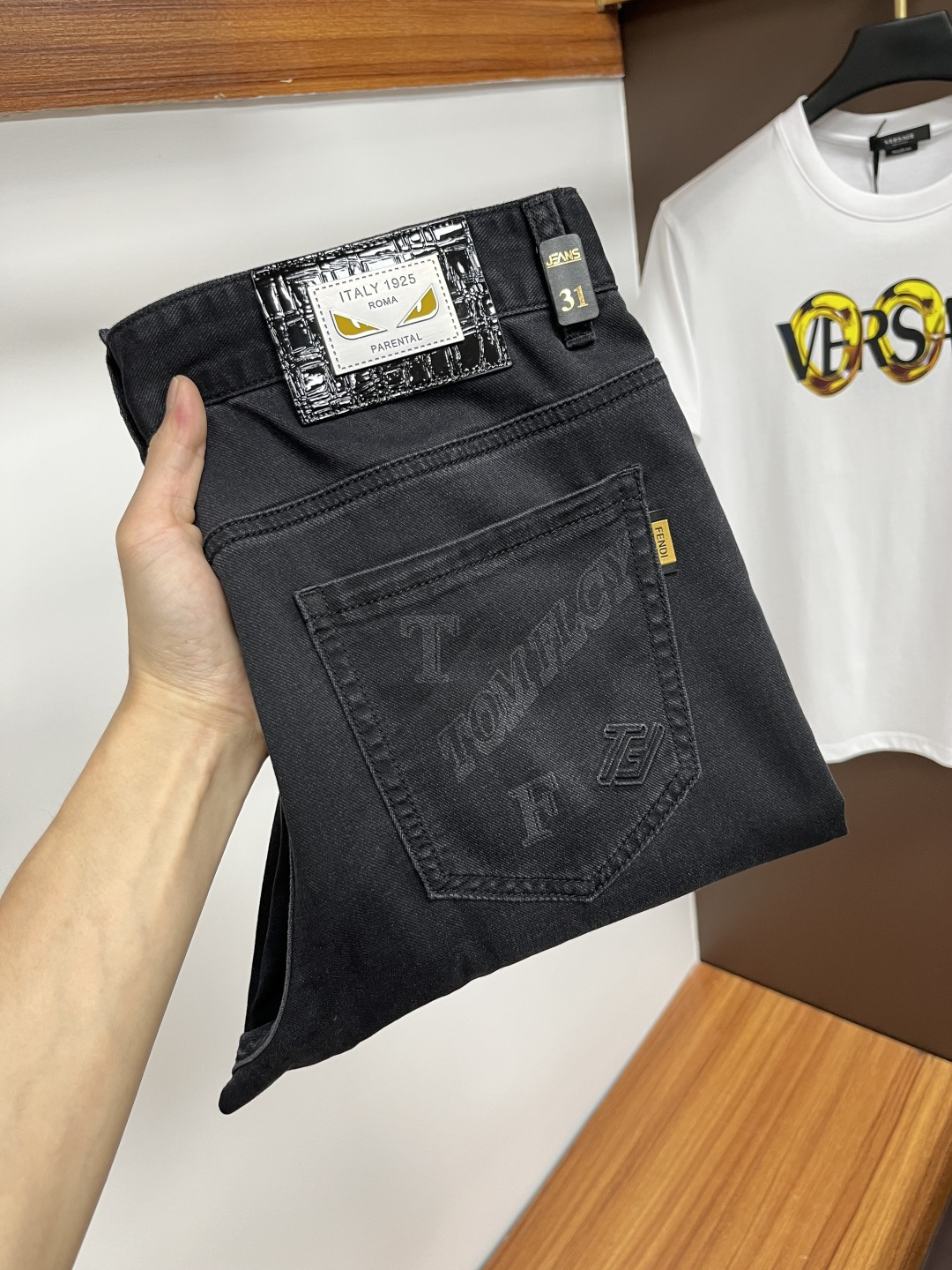 NO:457640,Fendi The latest jeans in summer 2025 are stress-free when entering and leaving the store. Hot-selling counters. Taste and value are shared. They are very comfortable to wear. Low-key and luxurious. They are very classy when worn. There is no need to say much about the style and cutting of the pants. The upper body is exquisite and vivid. The truly first-class quality is a top-notch material. The real palace-grade casual pants are made of Turkey cotton and produce the most famous tannin fabric. The quality is excellent. The pants are soft after heavy washing. The straight-footed style is not picky. The upper body is absolutely stylish. L25 is extremely luxurious!  Size 29-38, fendi, jeans, alexander wang19860909芬迪 2025年夏季最新品牛仔裤出入专卖店无压力 专柜热销款 品味与价值共享 身穿着非常舒适 低调不失奢华 穿出去非常有档次,裤型款式和裁剪亦无需多言 上身精致跃然.真正一等一顶级质料 真正殿堂级的休闲裤,选用土耳其的棉花 生产出最有名的单宁布 品质卓然 经过重水洗使得裤子很柔软 直脚的版型 不挑人 上身绝对的有型 L25 极度奢华！尺码29-38,,fendi,jeans,alexander wang,Men's clothing