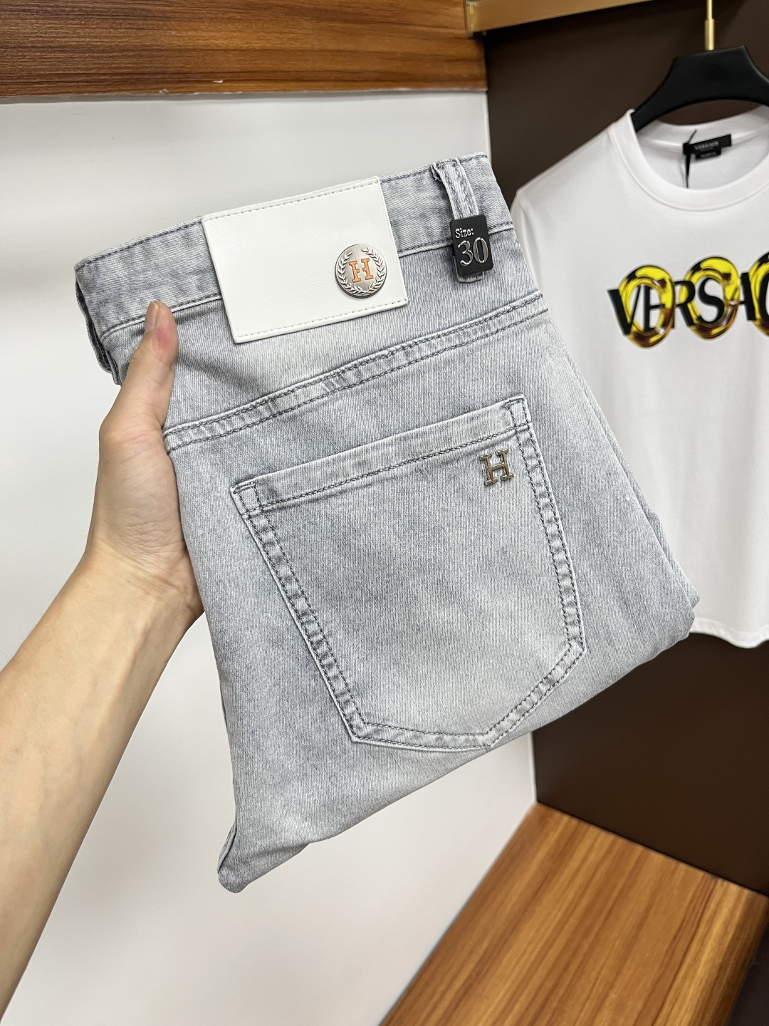 NO:430962,Hermes The latest jeans in summer 2025 are stress-free when entering and leaving the store. Hot-selling counters. Taste and value are shared. They are very comfortable to wear. Low-key and luxurious. They are very classy when worn. There is no need to say much about the style and cutting of the pants. The upper body is exquisite and vivid. The truly first-class quality is a top-notch material. The real palace-grade casual pants are made of Turkey cotton and produce the most famous tannin fabric. The quality is excellent. The pants are soft after heavy washing. The straight-footed style is not picky. The upper body is absolutely stylish. L25 is extremely luxurious!  Size 29-38, hermes, jeans, alexander wang19860909爱马仕 2025年夏季最新品牛仔裤出入专卖店无压力 专柜热销款 品味与价值共享 身穿着非常舒适 低调不失奢华 穿出去非常有档次,裤型款式和裁剪亦无需多言 上身精致跃然.真正一等一顶级质料 真正殿堂级的休闲裤,选用土耳其的棉花 生产出最有名的单宁布 品质卓然 经过重水洗使得裤子很柔软 直脚的版型 不挑人 上身绝对的有型 L25 极度奢华！尺码29-38,,hermes,jeans,alexander wang,Men's clothing