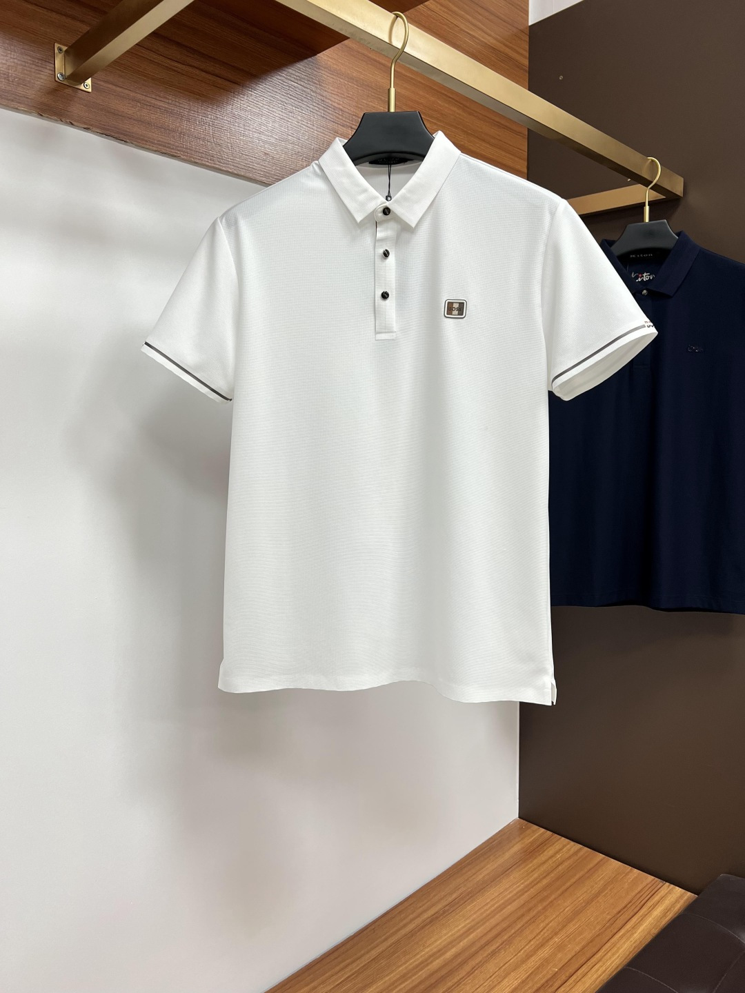 NO:413318,Boss 2025 spring and summer classic Polo collar design, paired with simple single-breasted lines, neat and smooth lines, cleverly modifying the neck lines, showing elegant and gentlemanly style. The exquisite brand logo on the left chest adopts traceless pressing process, delicate and flat, low-key, and luxurious texture, showing the brand's ingenuity and quality pursuit in the subtleties. Selected high-quality fabrics, soft and smooth touch, good breathability, and comfortable and comfortable to wear. Whether it is to wear casual trousers to show professionalism and ability; or to combine with jeans to create a daily look to create a relaxed and comfortable atmosphere, it can be perfectly adapted. ZJ helps you interpret diverse styles with a calm attitude and show your unique taste. Size M-4XL, jeans, alexander wang19860909Boss 2025春夏经典的Polo领设计,搭配简洁的单排扣,线条利落流畅,巧妙修饰颈部线条,彰显优雅绅士格调.左胸处精致的品牌标识,采用无痕压胶工艺,细腻而平整,低调间流露奢华质感,于细微之处展现品牌匠心与品质追求. 精选优质面料,触感柔软顺滑,透气性佳,穿着舒适自在.无论是搭配休闲西裤出席商务场合,展现专业干练；还是与牛仔裤组合打造日常造型,营造轻松惬意氛围,它都能完美适配,ZJ助你以从容姿态诠释多样风格,尽显独特品味. 尺码M-4XL,,jeans,alexander wang,Men's clothing