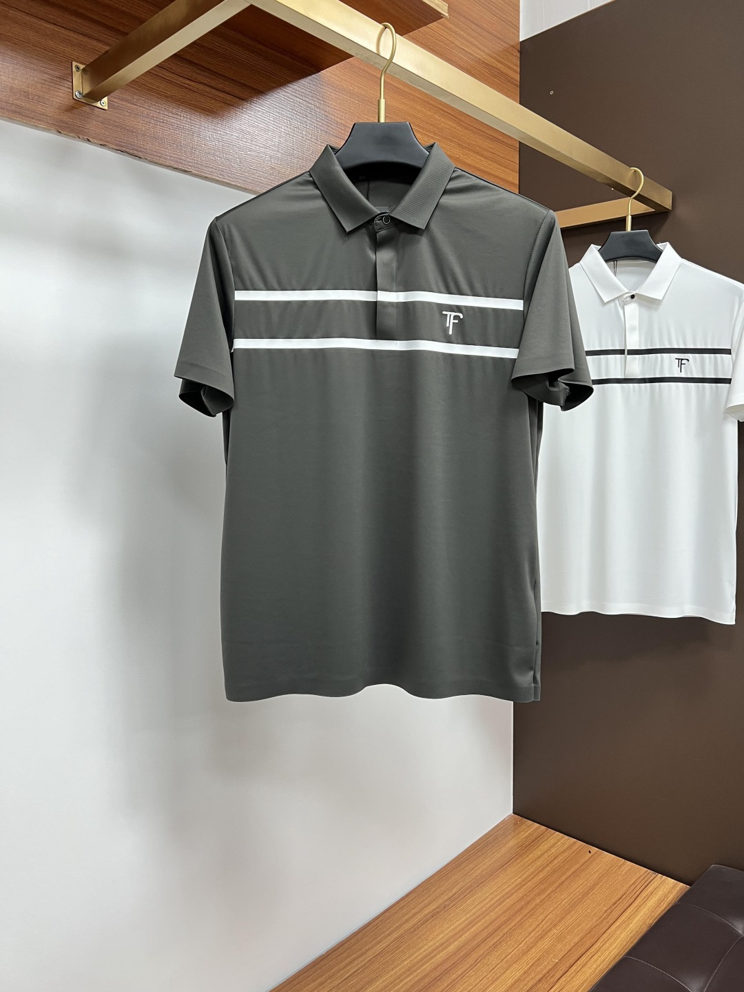 NO:413311,TF 2025 spring and summer classic Polo collar design, paired with simple single-breasted lines, neat and smooth lines, cleverly modifying the neck lines, showing elegant and gentlemanly style. The exquisite brand logo on the left chest adopts traceless pressing process, delicate and flat, low-key reveals luxurious texture, showing the brand's ingenuity and quality pursuit in the subtleties. Selected high-quality fabrics, soft and smooth, breathable, and comfortable and comfortable to wear. Whether it is to wear casual trousers to show professionalism and ability; or to combine them with jeans to create a daily look to create a relaxed and comfortable atmosphere, it can be perfectly adapted. ZJ helps you interpret diverse styles with a calm attitude and show your unique taste. Size M-4XL,,tom ford,jeans,alexander wang19860909TF 2025春夏经典的Polo领设计,搭配简洁的单排扣,线条利落流畅,巧妙修饰颈部线条,彰显优雅绅士格调.左胸处精致的品牌标识,采用无痕压胶工艺,细腻而平整,低调间流露奢华质感,于细微之处展现品牌匠心与品质追求. 精选优质面料,触感柔软顺滑,透气性佳,穿着舒适自在.无论是搭配休闲西裤出席商务场合,展现专业干练；还是与牛仔裤组合打造日常造型,营造轻松惬意氛围,它都能完美适配,ZJ助你以从容姿态诠释多样风格,尽显独特品味. 尺码M-4XL,,tom ford,jeans,alexander wang,Men's clothing