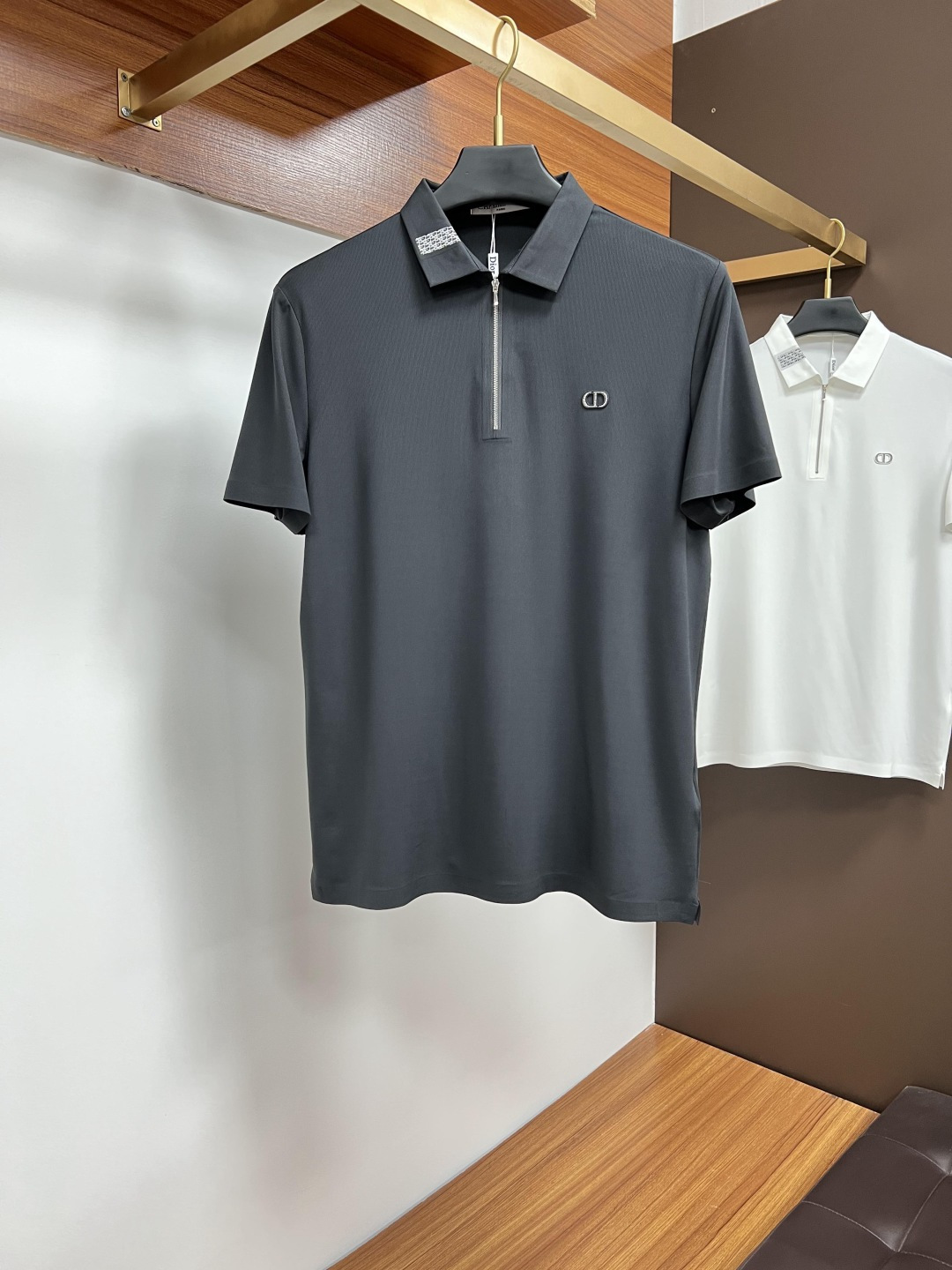 NO:413303,Dior 2025 spring and summer classic Polo collar design, paired with simple single-breasted lines, neat and smooth lines, cleverly modifying the neck lines, showing elegant and gentlemanly style. The exquisite brand logo on the left chest adopts traceless pressing process, delicate and flat, low-key, and luxurious texture, showing the brand's ingenuity and quality pursuit in the subtleties. Selected high-quality fabrics, soft and smooth touch, good breathability, and comfortable and comfortable to wear. Whether it is to wear casual trousers to show professionalism and ability; or to combine with jeans to create a daily look to create a relaxed and comfortable atmosphere, it can be perfectly adapted. ZJ helps you interpret diverse styles with a calm attitude and show your unique taste. Size M-4XL,,dior,jeans,alexander wang19860909迪奥 2025春夏经典的Polo领设计,搭配简洁的单排扣,线条利落流畅,巧妙修饰颈部线条,彰显优雅绅士格调.左胸处精致的品牌标识,采用无痕压胶工艺,细腻而平整,低调间流露奢华质感,于细微之处展现品牌匠心与品质追求. 精选优质面料,触感柔软顺滑,透气性佳,穿着舒适自在.无论是搭配休闲西裤出席商务场合,展现专业干练；还是与牛仔裤组合打造日常造型,营造轻松惬意氛围,它都能完美适配,ZJ助你以从容姿态诠释多样风格,尽显独特品味. 尺码M-4XL,,dior,jeans,alexander wang,Men's clothing