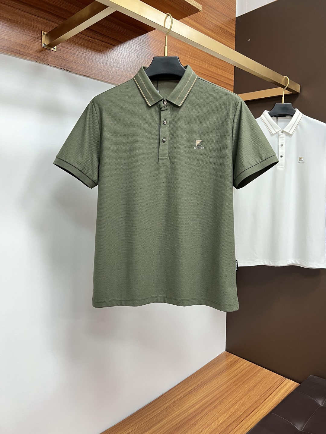 NO:429179,TF's classic Polo collar design in spring and summer, paired with simple single-breasted lines, neat and smooth lines, cleverly modifying the neck lines, showing elegant and gentlemanly style. The exquisite brand logo on the left chest adopts traceless pressing process, delicate and flat, low-key, and luxurious texture, showing the brand's ingenuity and quality pursuit in the subtleties. Selected high-quality fabrics, soft and smooth, breathable, and comfortable to wear. Whether it is to attend a business occasion with casual trousers, showing professionalism and ability; or to combine with jeans to create a daily look to create a relaxed and comfortable atmosphere, it can be perfectly adapted. ZJ helps you interpret diverse styles with a calm attitude and show your unique taste. Size M-4XL,,tom ford,jeans,alexander wang19860909TF 春夏经典的Polo领设计,搭配简洁的单排扣,线条利落流畅,巧妙修饰颈部线条,彰显优雅绅士格调.左胸处精致的品牌标识,采用无痕压胶工艺,细腻而平整,低调间流露奢华质感,于细微之处展现品牌匠心与品质追求. 精选优质面料,触感柔软顺滑,透气性佳,穿着舒适自在.无论是搭配休闲西裤出席商务场合,展现专业干练；还是与牛仔裤组合打造日常造型,营造轻松惬意氛围,它都能完美适配,ZJ助你以从容姿态诠释多样风格,尽显独特品味. 尺码M-4XL,,tom ford,jeans,alexander wang,Men's clothing