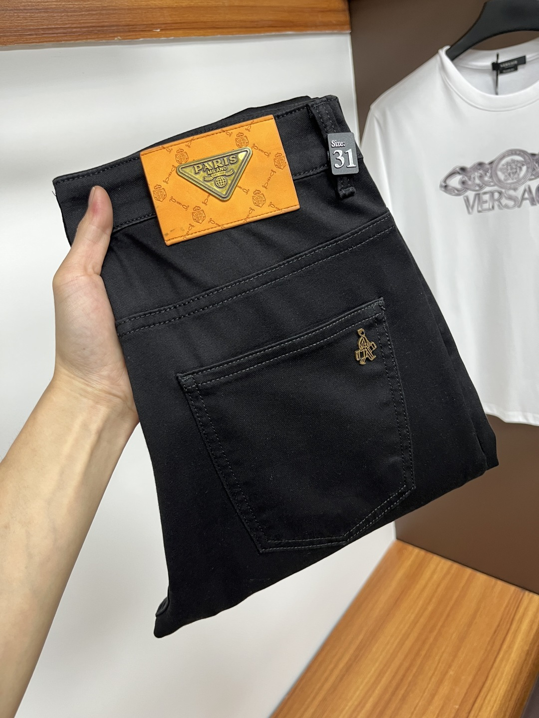 NO:431325,Prada 2025ss Snake Summer New Year Jeans. Original 1:1 production, perfect choice for daily life, simple, atmospheric, fashionable and stylish, customized imported tannin fabric, heavy industry washing process, complex and exquisite workmanship. It is easy to meet the needs of all seasons, soft and elastic, smooth and neat, original auxiliary materials, L10 upper body comfortable and easy to match, durable code number 29-38, prada, jeans, alexander wang19860909普拉达 2025ss蛇年夏季贺岁款牛仔裤.原单1:1制作,日常必备的完美之选,简单大气亦时尚有型,定制进口丹宁面料 ,重工洗水工艺,做工复杂工艺精湛.轻松迎合四季需要,手感柔软带弹力,流畅利落,原版辅料五金,L10上身舒适非常易搭耐看码数29-38,,prada,jeans,alexander wang,Men's clothing