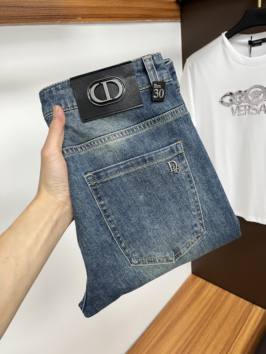 NO:431327,Dior 2025ss Snake Year Summer New Year Jeans. Original 1:1 production, perfect choice for daily life, simple, atmospheric, fashionable and stylish, customized imported tannin fabric, heavy industry washing process, complex and exquisite workmanship. It is easy to meet the needs of the four seasons, soft and elastic, smooth and neat, original auxiliary hardware, L10 upper body is comfortable and easy to match, durable code number 29-38, dior, jeans, alexander wang19860909迪奥 2025ss蛇年夏季贺岁款牛仔裤.原单1:1制作,日常必备的完美之选,简单大气亦时尚有型,定制进口丹宁面料 ,重工洗水工艺,做工复杂工艺精湛.轻松迎合四季需要,手感柔软带弹力,流畅利落,原版辅料五金,L10上身舒适非常易搭耐看码数29-38,,dior,jeans,alexander wang,Men's clothing