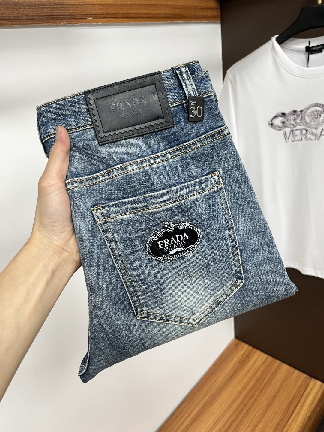 NO:431335,Prada 2025ss Snake Summer New Year Jeans. Original 1:1 production, perfect choice for daily life, simple, atmospheric, fashionable and stylish, customized imported tannin fabric, heavy industry washing process, complex and exquisite workmanship. It is easy to meet the needs of all seasons, soft and elastic, smooth and neat, original auxiliary materials, L10 upper body comfortable and easy to match, durable code number 29-38, prada, jeans, alexander wang19860909普拉达 2025ss蛇年夏季贺岁款牛仔裤.原单1:1制作,日常必备的完美之选,简单大气亦时尚有型,定制进口丹宁面料 ,重工洗水工艺,做工复杂工艺精湛.轻松迎合四季需要,手感柔软带弹力,流畅利落,原版辅料五金,L10上身舒适非常易搭耐看码数29-38,,prada,jeans,alexander wang,Men's clothing