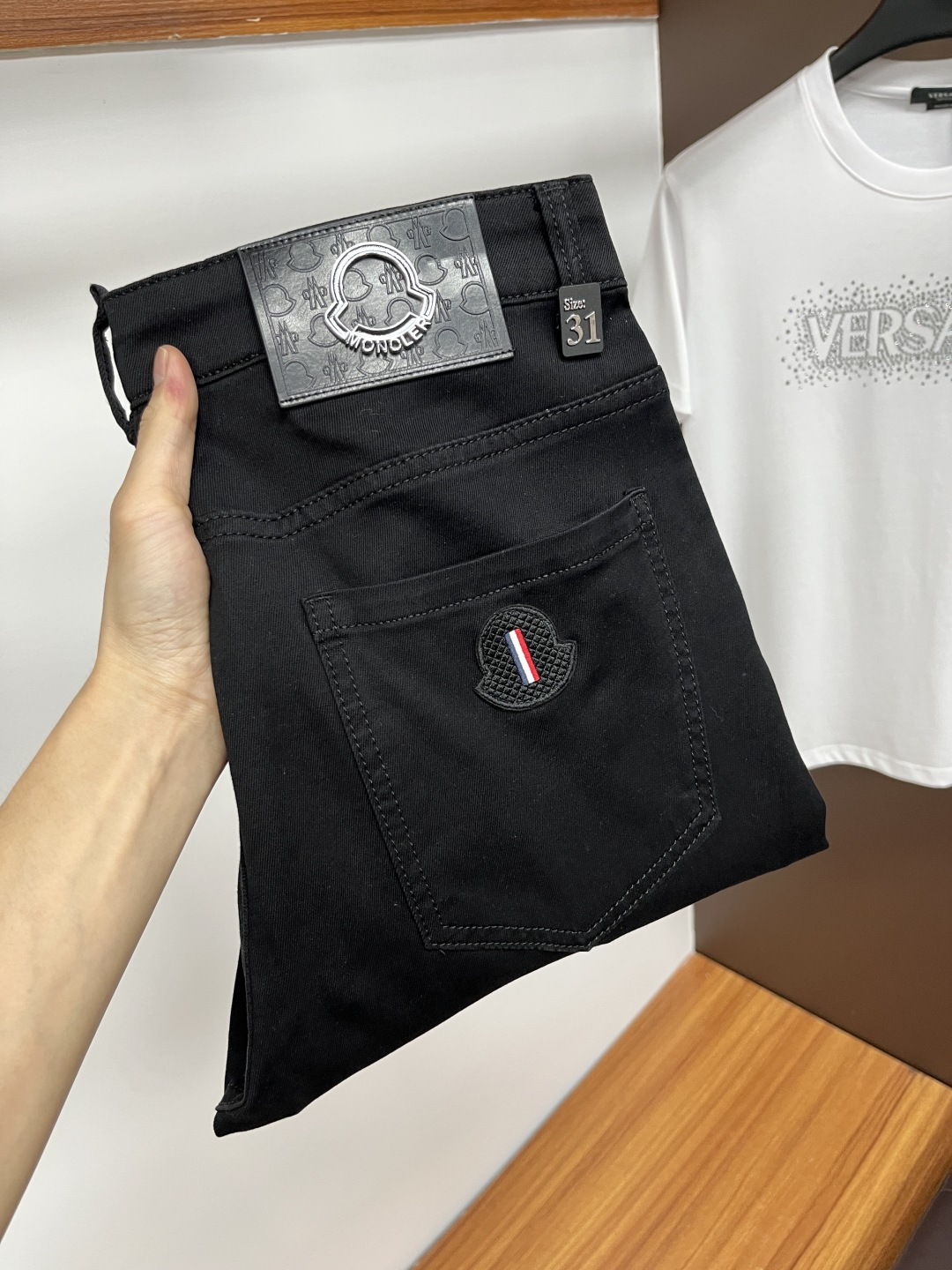 NO:431331,The 2025ss Snake Year Summer New Year Jeans. Original 1:1 production, a perfect choice for daily life, simple, atmospheric, fashionable and stylish, customized imported tannin fabric, heavy industry washing process, complex and exquisite workmanship. It is easy to meet the needs of the four seasons, soft and elastic, smooth and neat, original auxiliary materials, L10, comfortable and easy to match, durable code number 29-38, Moncler, jeans, alexander wang19860909蒙口 2025ss蛇年夏季贺岁款牛仔裤.原单1:1制作,日常必备的完美之选,简单大气亦时尚有型,定制进口丹宁面料 ,重工洗水工艺,做工复杂工艺精湛.轻松迎合四季需要,手感柔软带弹力,流畅利落,原版辅料五金,L10上身舒适非常易搭耐看码数29-38,,Moncler,jeans,alexander wang,Men's clothing