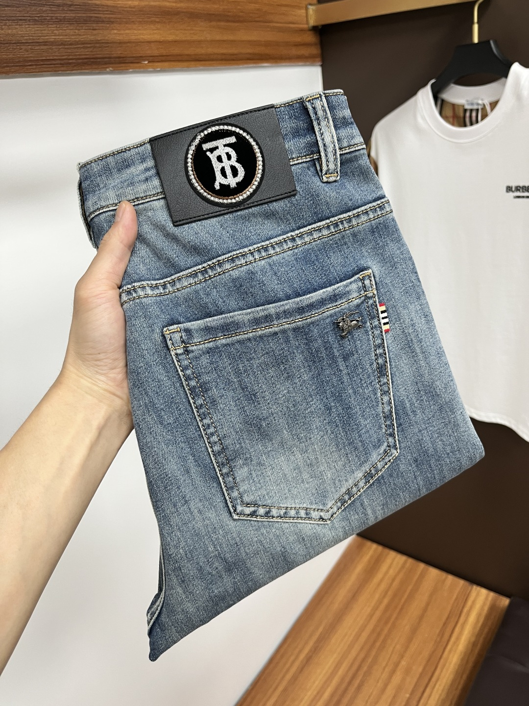 NO:431339,Burberry 2025ss Snake Summer New Year jeans. Original 1:1 production, perfect choice for daily life, simple, atmospheric, fashionable and stylish, customized imported tannin fabric, heavy industry washing process, complex and exquisite workmanship. It is easy to meet the needs of all seasons, soft and elastic, smooth and neat, original auxiliary materials, L10 upper body comfortable and easy to match, durable code number 29-38, burberry, jeans, alexander wang19860909巴宝莉 2025ss蛇年夏季贺岁款牛仔裤.原单1:1制作,日常必备的完美之选,简单大气亦时尚有型,定制进口丹宁面料 ,重工洗水工艺,做工复杂工艺精湛.轻松迎合四季需要,手感柔软带弹力,流畅利落,原版辅料五金,L10上身舒适非常易搭耐看码数29-38,,burberry,jeans,alexander wang,Men's clothing