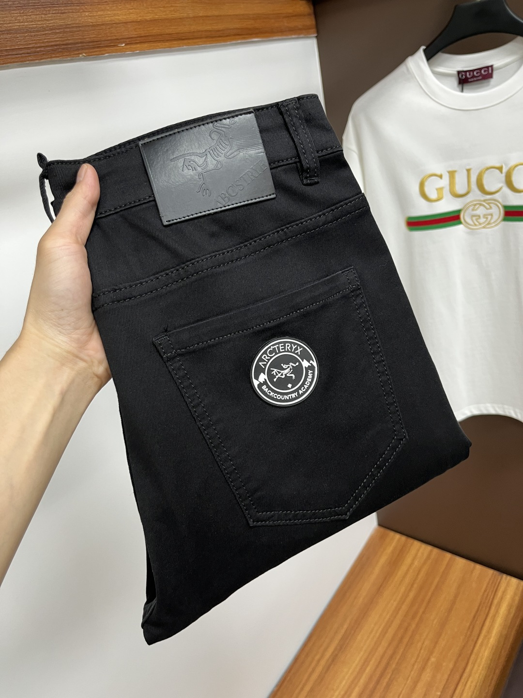 NO:430936,Archaeopteryx The latest jeans in summer 2025 are stress-free when entering and leaving the store. Hot-selling counters. Taste and value are shared. They are very comfortable to wear. Low-key and luxurious. They are very classy when worn. There is no need to say much about the style and cutting of the pants. The upper body is exquisite and vivid. The truly first-class quality is a top-notch material. The real palace-grade casual pants are made of Turkey cotton and produce the most famous tannin fabric. The quality is excellent. The pants are soft after heavy washing. The straight-footed style is not picky. The upper body is absolutely stylish. L25 is extremely luxurious!  Size 29-38,arc'teryx,jeans,alexander wang19860909始祖鸟 2025年夏季最新品牛仔裤出入专卖店无压力 专柜热销款 品味与价值共享 身穿着非常舒适 低调不失奢华 穿出去非常有档次,裤型款式和裁剪亦无需多言 上身精致跃然.真正一等一顶级质料 真正殿堂级的休闲裤,选用土耳其的棉花 生产出最有名的单宁布 品质卓然 经过重水洗使得裤子很柔软 直脚的版型 不挑人 上身绝对的有型 L25 极度奢华！尺码29-38,arc'teryx,jeans,alexander wang,Men's clothing