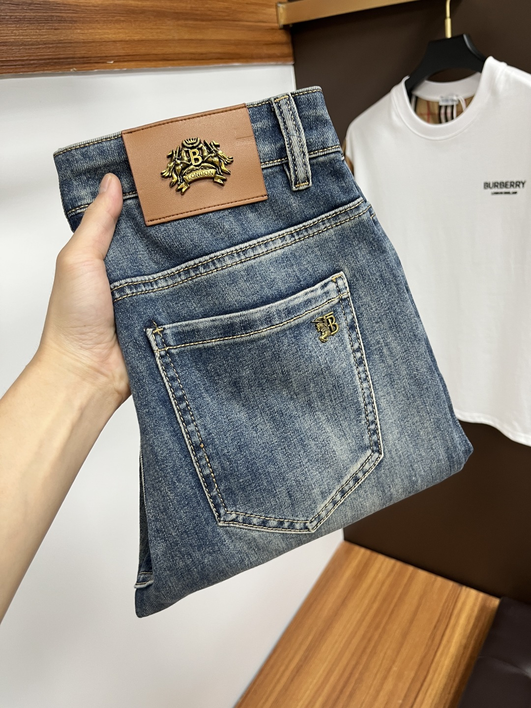 NO:416644,Burberry’s latest summer 2025 jeans are stress-free when entering and leaving the store. Hot-selling counters, taste and value sharing. They are very comfortable to wear, low-key and luxurious. They are very classy when worn, and there is no need to say much about the style and cutting of the pants. The upper body is exquisite and vivid. The truly first-class quality is a truly palace-grade casual pants, which are made of Turkish cotton, and produce the most famous tannin cloth. The quality is excellent. The pants are soft after heavy washing. The straight-footed style is not picky. The upper body is absolutely stylish. L25 is extremely luxurious!  Size 29-38, Burberry, jeans, alexander wang19860909巴宝莉 2025年夏季最新品牛仔裤出入专卖店无压力 专柜热销款 品味与价值共享 身穿着非常舒适 低调不失奢华 穿出去非常有档次,裤型款式和裁剪亦无需多言 上身精致跃然.真正一等一顶级质料 真正殿堂级的休闲裤,选用土耳其的棉花 生产出最有名的单宁布 品质卓然 经过重水洗使得裤子很柔软 直脚的版型 不挑人 上身绝对的有型 L25 极度奢华！尺码29-38,,burberry,jeans,alexander wang,Men's clothing