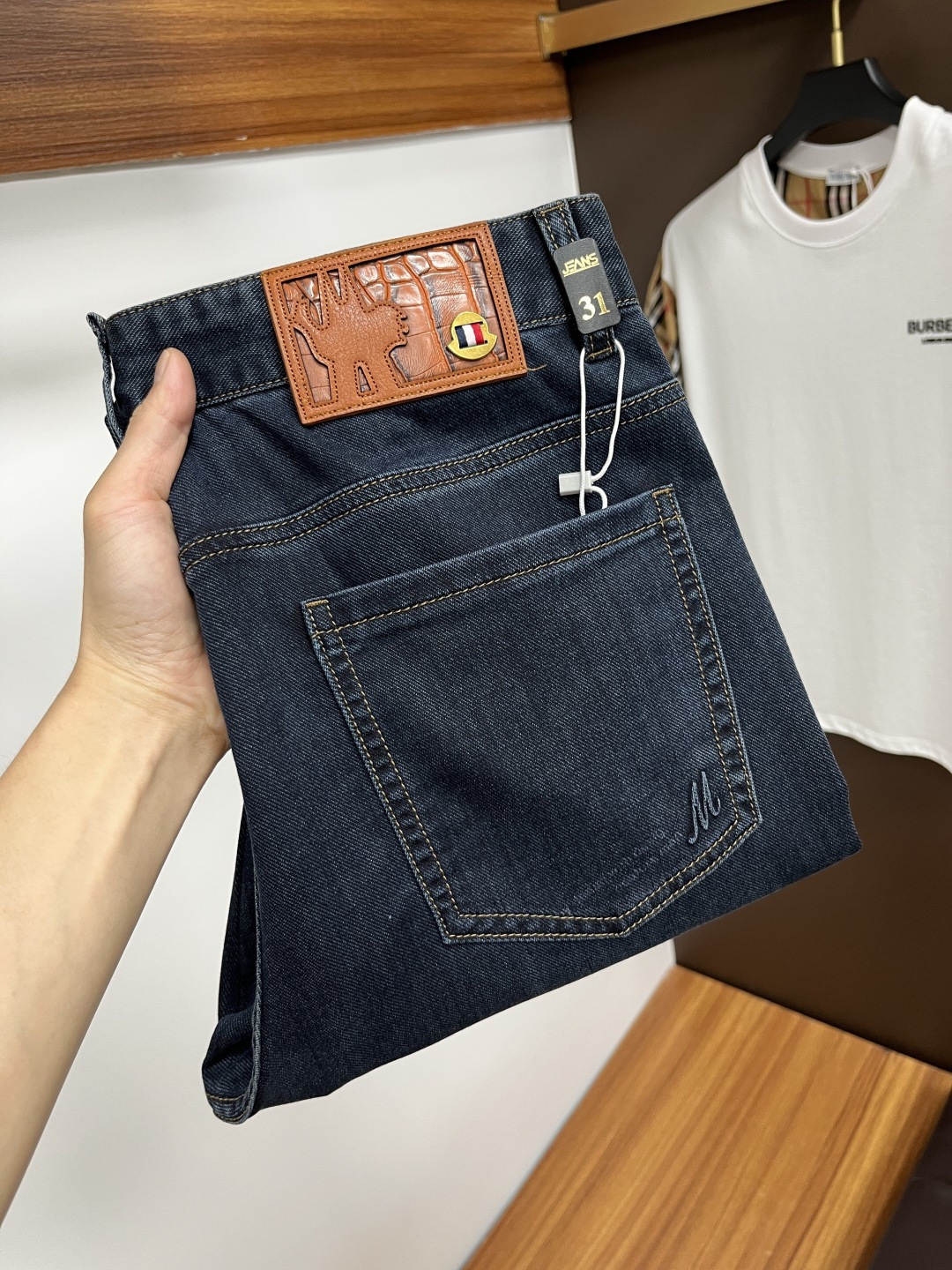 NO:416650,The latest jeans in summer 2025 are stress-free when entering and leaving the store. Hot-selling counters. Taste and value are shared. They are very comfortable to wear. Low-key and luxurious. They are very classy when worn. There is no need to say much about the style and cutting of the pants. The upper body is exquisite and vivid. The truly first-class quality is a top-notch material. The real palace-grade casual pants are made of Turkey cotton and produce the most famous tannin fabric. The quality is excellent. The pants are soft after heavy washing. The straight-footed style is not picky. The upper body is absolutely stylish. L25 is extremely luxurious!  Size 29-38, Moncler, jeans, alexander wang19860909蒙口 2025年夏季最新品牛仔裤出入专卖店无压力 专柜热销款 品味与价值共享 身穿着非常舒适 低调不失奢华 穿出去非常有档次,裤型款式和裁剪亦无需多言 上身精致跃然.真正一等一顶级质料 真正殿堂级的休闲裤,选用土耳其的棉花 生产出最有名的单宁布 品质卓然 经过重水洗使得裤子很柔软 直脚的版型 不挑人 上身绝对的有型 L25 极度奢华！尺码29-38,,Moncler,jeans,alexander wang,Men's clothing