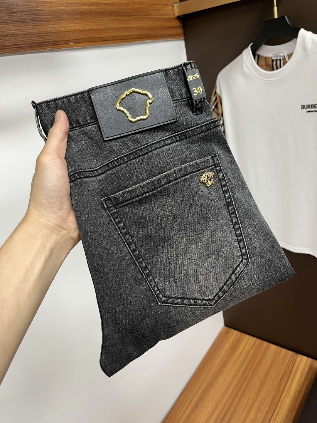 NO:416658,Versace The latest jeans in summer 2025 are stress-free when entering and leaving the store. Hot-selling counters. Taste and value are shared. They are very comfortable to wear. Low-key and luxurious. They are very classy when worn. There is no need to say much about the style and cutting of the pants. The upper body is exquisite and vivid. The truly first-class quality is a top-notch material. The real palace-grade casual pants are made of Turkey cotton and produce the most famous tannin fabric. The quality is excellent. The pants are soft after heavy washing. The straight-footed style is not picky. The upper body is absolutely stylish. L25 is extremely luxurious!  Size 29-38, versace, jeans, alexander wang19860909范思哲 2025年夏季最新品牛仔裤出入专卖店无压力 专柜热销款 品味与价值共享 身穿着非常舒适 低调不失奢华 穿出去非常有档次,裤型款式和裁剪亦无需多言 上身精致跃然.真正一等一顶级质料 真正殿堂级的休闲裤,选用土耳其的棉花 生产出最有名的单宁布 品质卓然 经过重水洗使得裤子很柔软 直脚的版型 不挑人 上身绝对的有型 L25 极度奢华！尺码29-38,,versace,jeans,alexander wang,Men's clothing