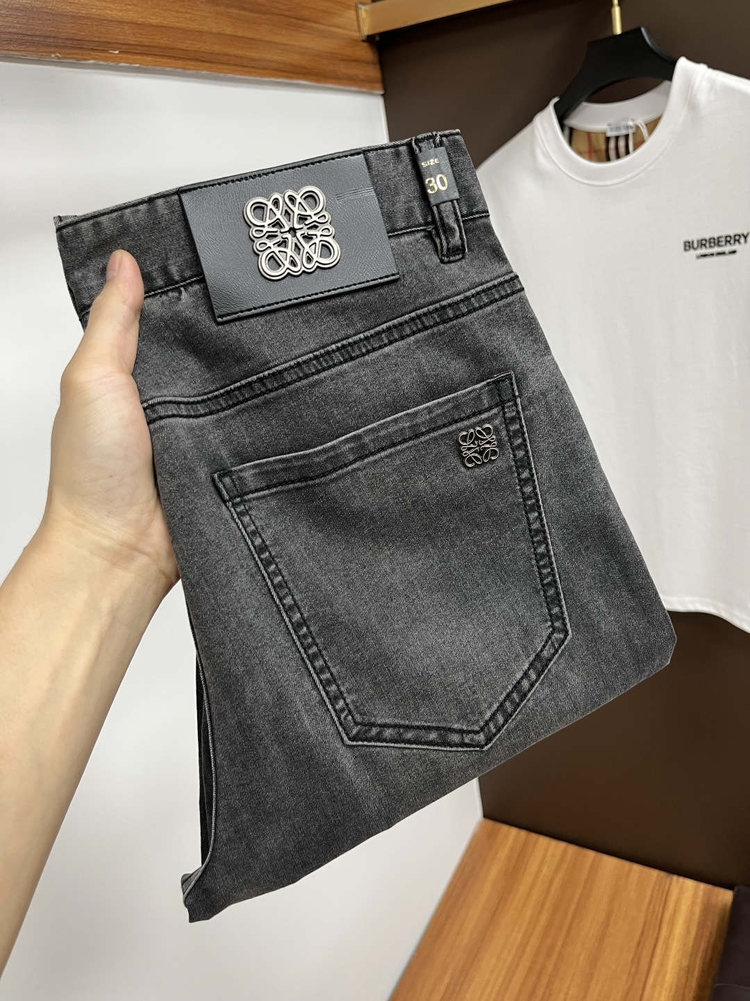 NO:416666,Luo Yiwei The latest jeans in summer 2025 are stress-free when entering and leaving the store. The counter is popular. Taste and value are shared. It is very comfortable to wear. It is low-key and luxurious. It is very classy when worn. The trouser style and cutting are not necessary. The upper body is exquisite and vivid. It is truly first-class and top-quality. The real palace-grade casual pants are made of Turkey cotton and produce the most famous tannin cloth. The quality is excellent. It is heavy washed and makes the pants very soft. The straight-footed style is not picky. The upper body is absolutely stylish. L25 is extremely luxurious!  Size 29-38, loewe, jeans, alexander wang19860909罗意威 2025年夏季最新品牛仔裤出入专卖店无压力 专柜热销款 品味与价值共享 身穿着非常舒适 低调不失奢华 穿出去非常有档次,裤型款式和裁剪亦无需多言 上身精致跃然.真正一等一顶级质料 真正殿堂级的休闲裤,选用土耳其的棉花 生产出最有名的单宁布 品质卓然 经过重水洗使得裤子很柔软 直脚的版型 不挑人 上身绝对的有型 L25 极度奢华！尺码29-38,,loewe,jeans,alexander wang,Men's clothing