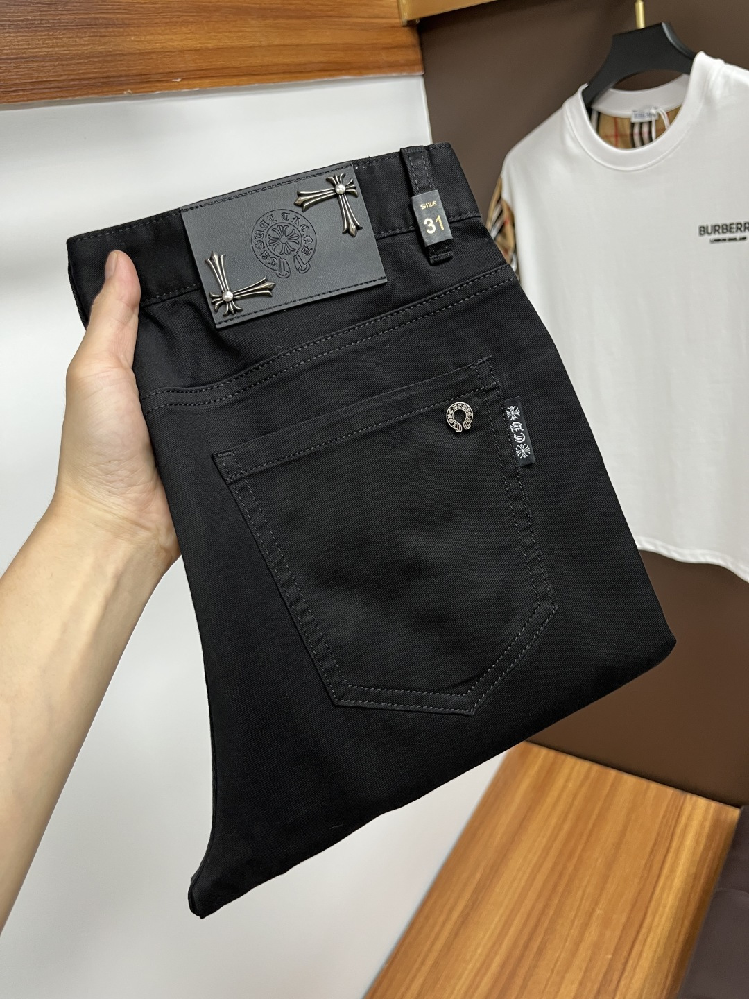 NO:416674,Croxin The latest jeans in summer 2025 are stress-free when entering and leaving the store. Hot-selling counters. Taste and value are shared. They are very comfortable to wear. Low-key and luxurious. They are very classy when worn. There is no need to say much about the style and cutting of the pants. The upper body is exquisite and vivid. The truly first-class quality is a top-notch material. The real palace-grade casual pants are made of Turkey cotton and produce the most famous tannin fabric. The quality is excellent. The pants are soft after heavy washing. The straight-footed style is not picky. The upper body is absolutely stylish. L25 is extremely luxurious!  Size 29-38, Chrome hearts, jeans, alexander wang19860909克罗心 2025年夏季最新品牛仔裤出入专卖店无压力 专柜热销款 品味与价值共享 身穿着非常舒适 低调不失奢华 穿出去非常有档次,裤型款式和裁剪亦无需多言 上身精致跃然.真正一等一顶级质料 真正殿堂级的休闲裤,选用土耳其的棉花 生产出最有名的单宁布 品质卓然 经过重水洗使得裤子很柔软 直脚的版型 不挑人 上身绝对的有型 L25 极度奢华！尺码29-38,,chrome hearts,jeans,alexander wang,Men's clothing