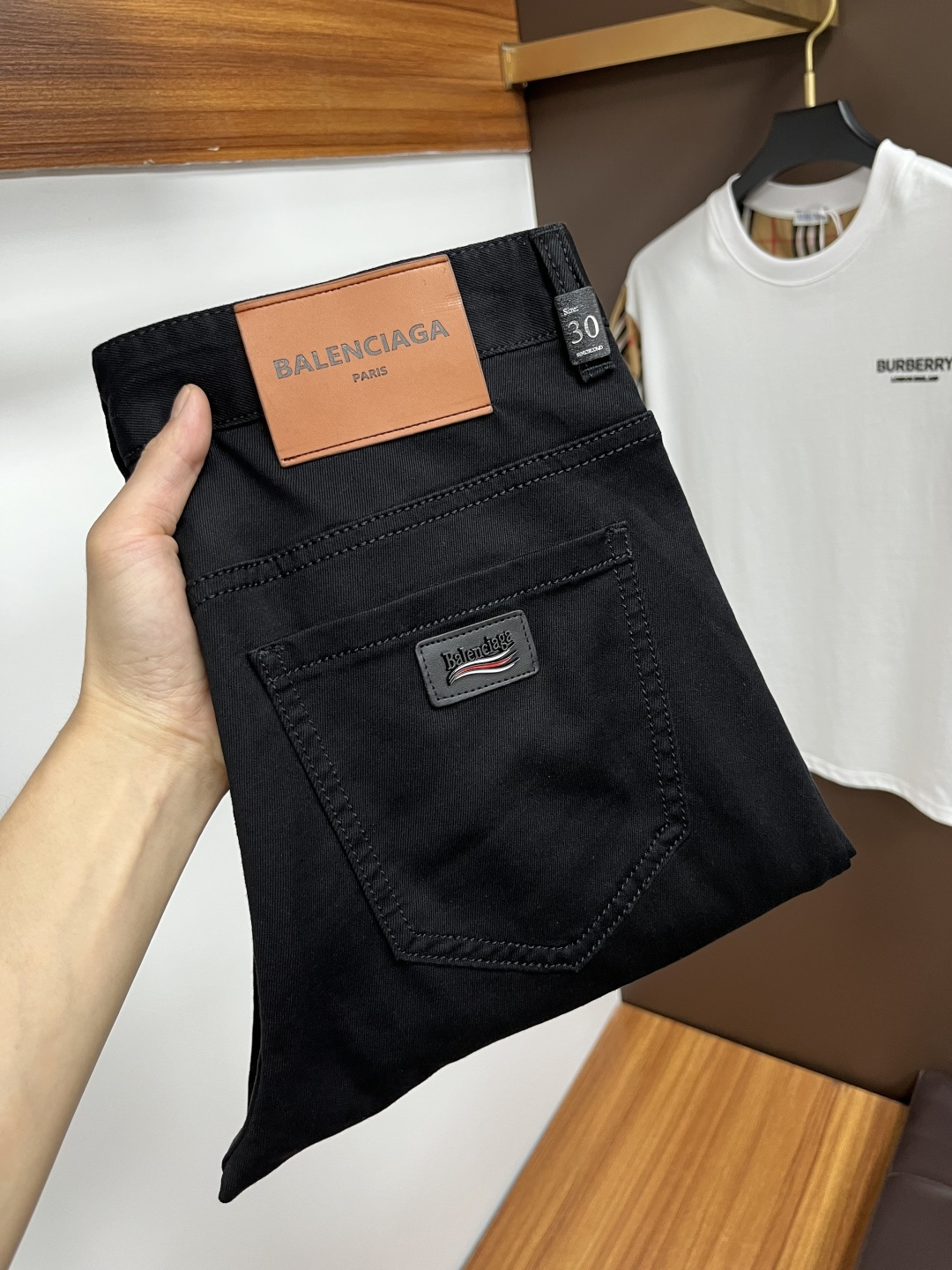 NO:430942,Balenciaga The latest jeans in summer 2025 are stress-free when entering and leaving the store. Hot-selling counters. Taste and value are shared. They are very comfortable to wear. Low-key and luxurious. They are very classy when worn. There is no need to say much about the style and cutting of the pants. The upper body is exquisite and vivid. The truly first-class quality is a top-notch material. The real palace-grade casual pants are made of Turkey cotton and produce the most famous tannin fabric. The quality is excellent. The pants are soft after heavy washing. The straight-footed style is not picky. The upper body is absolutely stylish. L25 is extremely luxurious!  Size 29-38, balenciaga, jeans, alexander wang19860909巴黎世家 2025年夏季最新品牛仔裤出入专卖店无压力 专柜热销款 品味与价值共享 身穿着非常舒适 低调不失奢华 穿出去非常有档次,裤型款式和裁剪亦无需多言 上身精致跃然.真正一等一顶级质料 真正殿堂级的休闲裤,选用土耳其的棉花 生产出最有名的单宁布 品质卓然 经过重水洗使得裤子很柔软 直脚的版型 不挑人 上身绝对的有型 L25 极度奢华！尺码29-38,,balenciaga,jeans,alexander wang,Men's clothing