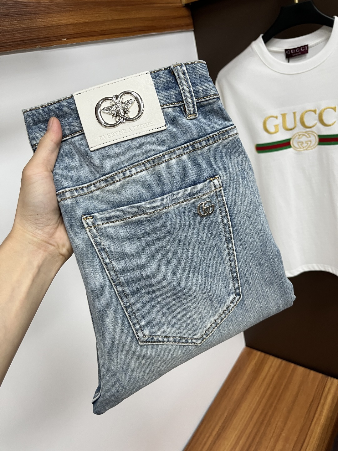 NO:416682,Guqi The latest jeans in summer 2025 are stress-free when entering and leaving the store. Hot-selling counters. Taste and value are shared. They are very comfortable to wear. Low-key and luxurious. They are very classy when worn. There is no need to say much about the style and cutting of the pants. The upper body is exquisite and vivid. The truly first-class quality is a top-notch material. The real palace-grade casual pants are made of Turkey cotton and produce the most famous tannin fabric. The quality is excellent. The pants are soft after heavy washing. The straight-footed style is not picky. The upper body is absolutely stylish. L25 is extremely luxurious!  Size 29-38, jeans,alexander wang19860909古奇 2025年夏季最新品牛仔裤出入专卖店无压力 专柜热销款 品味与价值共享 身穿着非常舒适 低调不失奢华 穿出去非常有档次,裤型款式和裁剪亦无需多言 上身精致跃然.真正一等一顶级质料 真正殿堂级的休闲裤,选用土耳其的棉花 生产出最有名的单宁布 品质卓然 经过重水洗使得裤子很柔软 直脚的版型 不挑人 上身绝对的有型 L25 极度奢华！尺码29-38,,jeans,alexander wang,Men's clothing