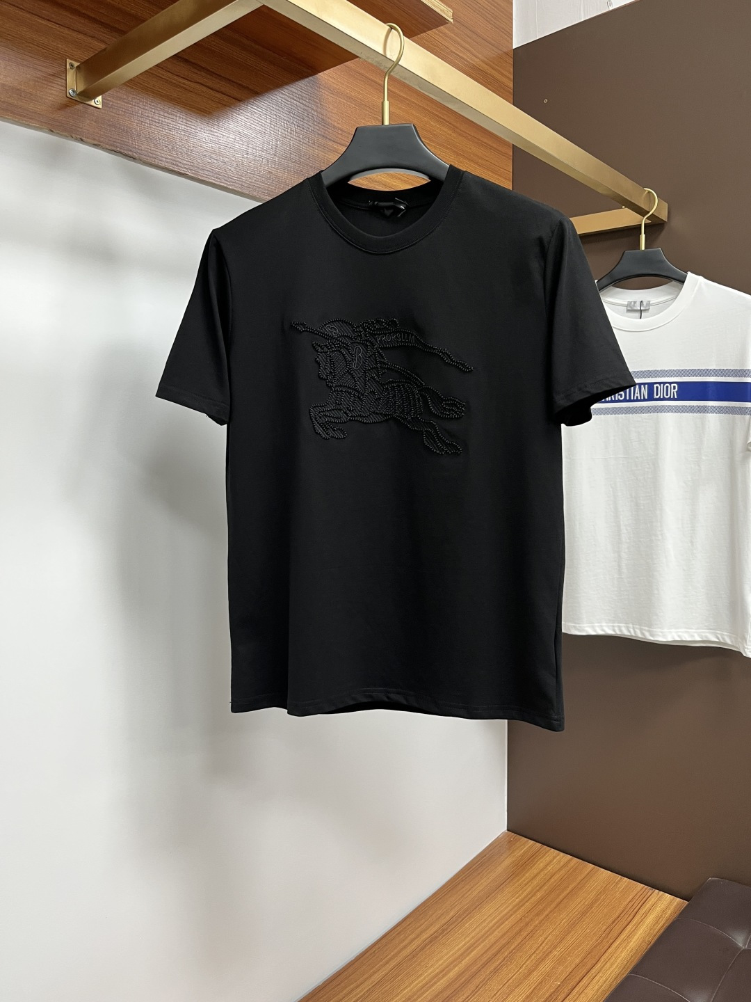 NO:416612,Burberry 25 Spring and Summer New Brand Letter Logo Logo Short-sleeved T-shirt, SS Customized 80 Double-Strand Mercerized Cotton Fabric; Black and White Size M-3XL Please report height and weight, burberry, T-shirt, tees, t-shirt, alexander wang19860909巴宝莉 25春夏新品品牌字母徽标标识短袖T恤,SS定制80支双股丝光棉面料；黑色 白色 尺码M-3XL报单请报身高体重,,burberry,T-shirt,tees，t-shirt,alexander wang,Men's clothing