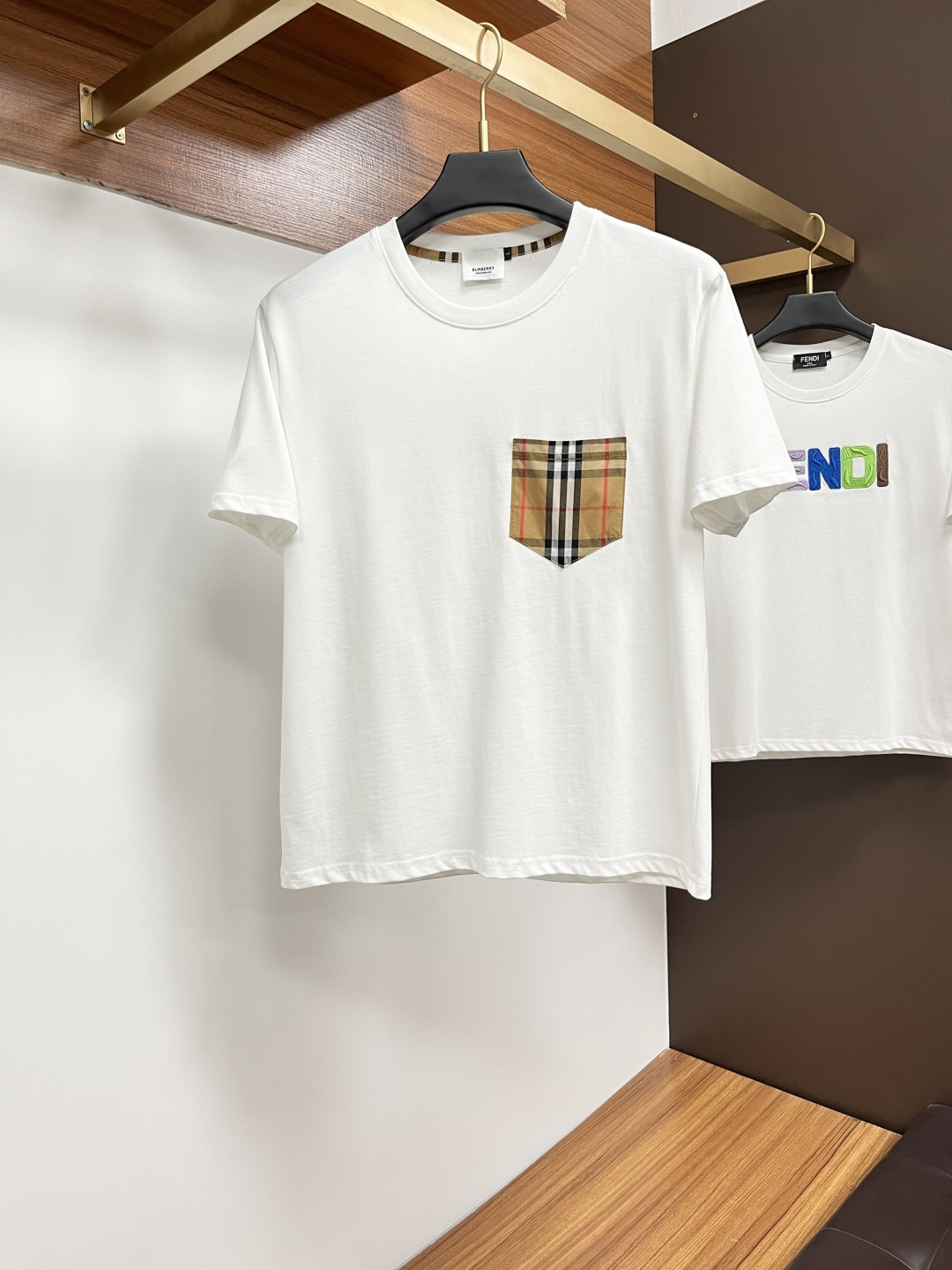 NO:416623,Burberry 25 Spring and Summer New Brand Letter Logo Logo Short-sleeved T-shirt, SS Customized 80 Double-Strand Mercerized Cotton Fabric; Black and White Size M-3XL Please report height and weight, burberry, T-shirt, tees, t-shirt, alexander wang19860909巴宝莉 25春夏新品品牌字母徽标标识短袖T恤,SS定制80支双股丝光棉面料；黑色 白色 尺码M-3XL报单请报身高体重,,burberry,T-shirt,tees，t-shirt,alexander wang,Men's clothing
