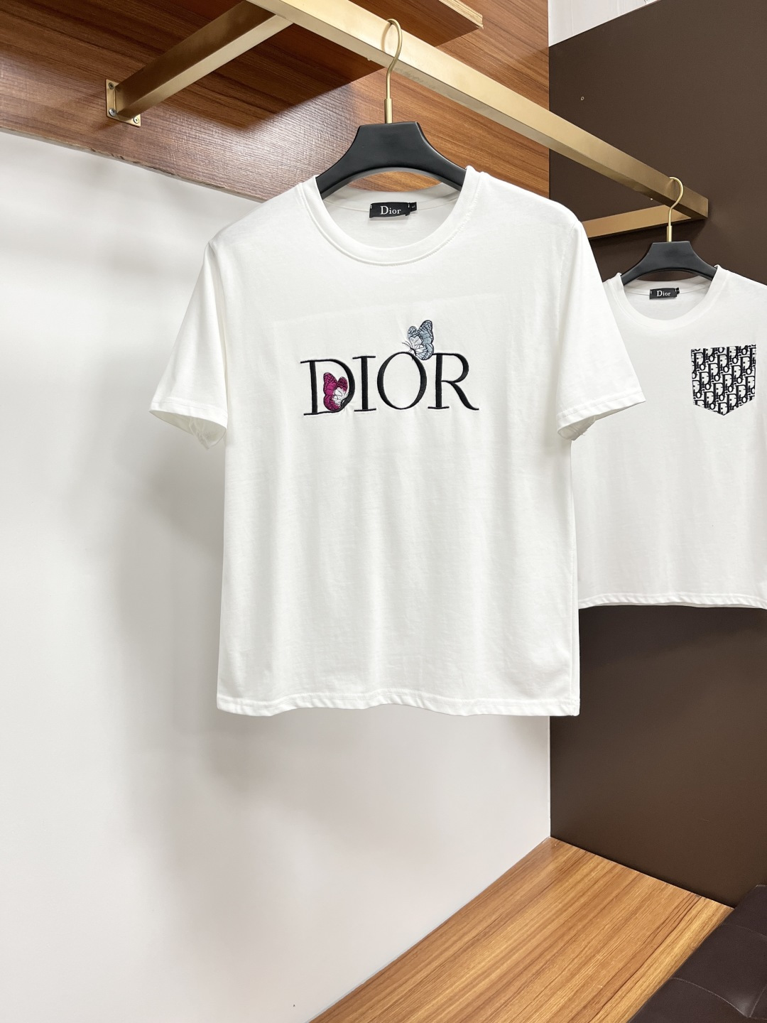 NO:416633,Dior 25 Spring and Summer New Brand Letter Logo Logo Short-sleeved T-shirt, SS Customized 80 Double-Strand Mercerized Cotton Fabric; Black and White Size M-3XL Please report height and weight, Dior, T-shirt, tees, t-shirt, alexander wang19860909迪奥 25春夏新品品牌字母徽标标识短袖T恤,SS定制80支双股丝光棉面料；黑色 白色 尺码M-3XL报单请报身高体重,,dior,T-shirt,tees，t-shirt,alexander wang,Men's clothing