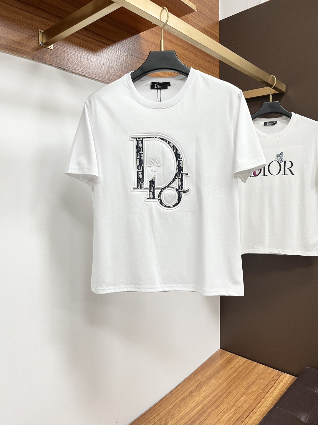 NO:450179,Dior 25 Spring and Summer New Brand Letter Logo Logo Short-sleeved T-shirt, SS Customized 80 Double-Strand Mercerized Cotton Fabric; Black and White Size M-3XL Please report height and weight, Dior, T-shirt, tees, t-shirt, alexander wang19860909迪奥 25春夏新品品牌字母徽标标识短袖T恤,SS定制80支双股丝光棉面料；黑色 白色 尺码M-3XL报单请报身高体重,,dior,T-shirt,tees，t-shirt,alexander wang,Men's clothing