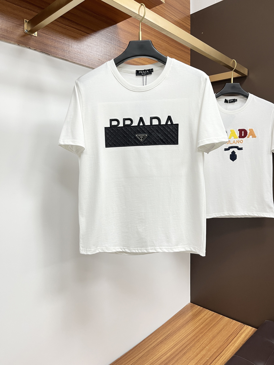 NO:450185,Prada 25 Spring and Summer New Brand Letter Logo Logo Short Sleeve T-shirt, SS Customized 80 Double-Strand Mercerized Cotton Fabric; Black and White Size M-3XL Please report height and weight, prada, T-shirt, tees, t-shirt, alexander wang19860909普拉达 25春夏新品品牌字母徽标标识短袖T恤,SS定制80支双股丝光棉面料；黑色 白色 尺码M-3XL报单请报身高体重,,prada,T-shirt,tees，t-shirt,alexander wang,Men's clothing
