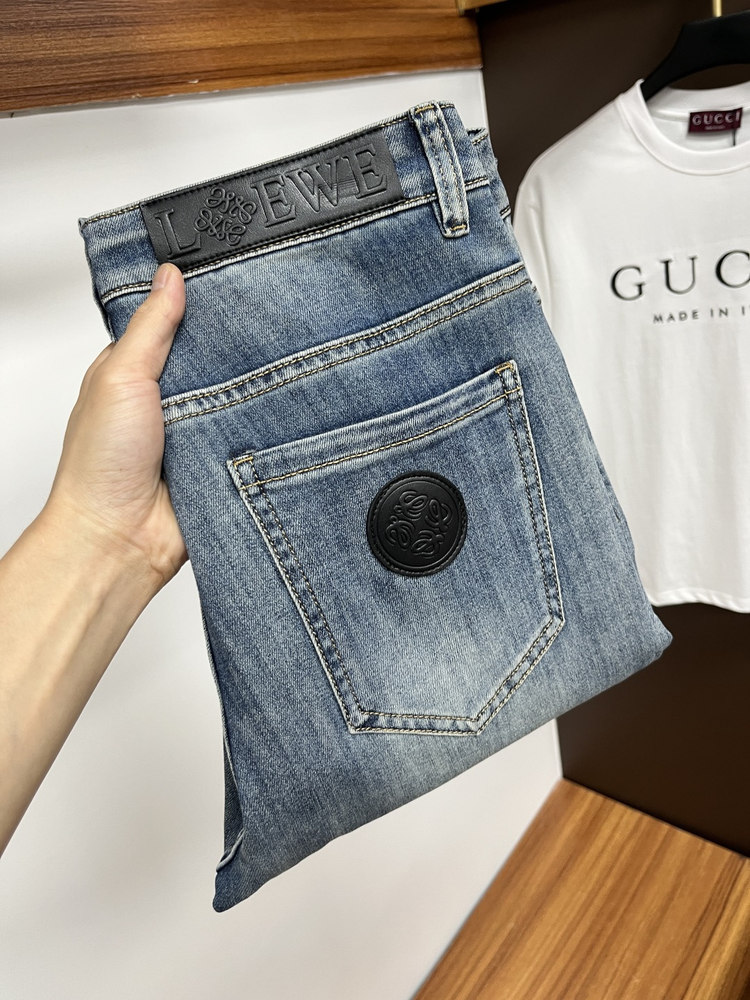 NO:430947,Luo Yiwei The latest jeans in summer 2025 are stress-free when entering and leaving the store. The counter is popular. Taste and value are shared. It is very comfortable to wear. It is low-key and luxurious. It is very classy when worn. The trouser style and cutting are not necessary. The upper body is exquisite and vivid. It is truly first-class and top-quality. The real palace-grade casual pants are made of Turkey cotton and produce the most famous tannin cloth. The quality is excellent. It is heavy washed and makes the pants very soft. The straight-footed style is not picky. The upper body is absolutely stylish. L25 is extremely luxurious!  Size 29-38, loewe, jeans, alexander wang19860909罗意威 2025年夏季最新品牛仔裤出入专卖店无压力 专柜热销款 品味与价值共享 身穿着非常舒适 低调不失奢华 穿出去非常有档次,裤型款式和裁剪亦无需多言 上身精致跃然.真正一等一顶级质料 真正殿堂级的休闲裤,选用土耳其的棉花 生产出最有名的单宁布 品质卓然 经过重水洗使得裤子很柔软 直脚的版型 不挑人 上身绝对的有型 L25 极度奢华！尺码29-38,,loewe,jeans,alexander wang,Men's clothing