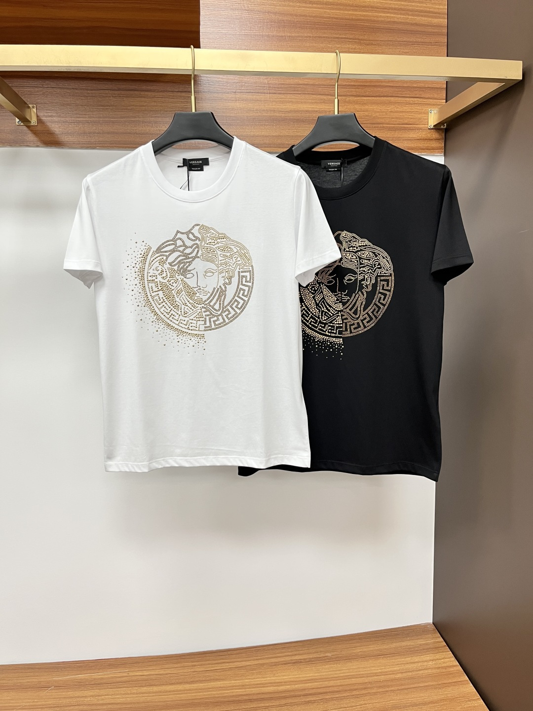 NO:512982,Versace, 25ss spring and summer new crystal diamond round neck short-sleeved T-shirt, with the front embellished with imported Australian diamond brand logo design, creating a basic men's product, injecting new ideas into men's wardrobe. Made of 80 double-strand mercerized cotton fabric, the fabric has high-end texture, soft and smooth, excellent elasticity, anti-wrinkle and yellowing, and it is not easy to deform after wearing it for a long time; black and white M~4XL,,versace,versace,T-shirt,tees,t-shirt,alexander wang19860909Versace（范思哲),25ss春夏新品水晶钻圆领短袖T恤,正面缀饰有进口澳钻品牌标识设计,打造男士基本款单品,为男士衣橱注入新意.采用80支双股丝光棉面料制成,面料质感高端、柔软丝滑,弹性优良抗皱抗黄,久穿久洗不易变形；黑色 白色 M～4XL,,versace,versace,T-shirt,tees，t-shirt,alexander wang,Men's clothing