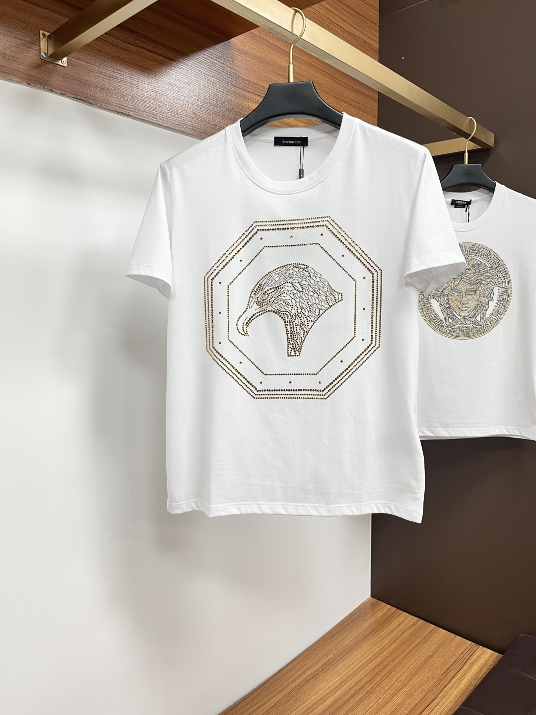 NO:512981,Stephen 25ss Spring and Summer New Crystal Diamond Round Neck Short-Sleeve T-shirt, with the front embellished with imported Australian diamond brand logo design, creating a basic men's item, injecting new ideas into men's wardrobe. Made of 80 double-strand mercerized cotton fabric, the fabric has high-end texture, soft and silky, excellent elasticity, anti-wrinkle and yellowing, and it is not easy to deform after wearing it for a long time; black and white M~4XL,,T-shirt,tees, t-shirt,alexander wang19860909史蒂芬 25ss春夏新品水晶钻圆领短袖T恤,正面缀饰有进口澳钻品牌标识设计,打造男士基本款单品,为男士衣橱注入新意.采用80支双股丝光棉面料制成,面料质感高端、柔软丝滑,弹性优良抗皱抗黄,久穿久洗不易变形；黑色 白色 M～4XL,,T-shirt,tees，t-shirt,alexander wang,Men's clothing