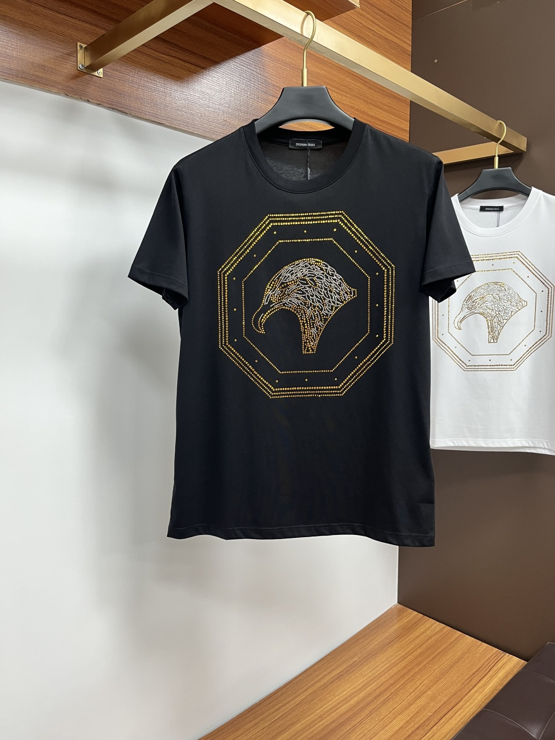 NO:429095,Stephen 25ss Spring and Summer New Crystal Diamond Round Neck Short-Sleeve T-shirt, with the front embellished with imported Australian diamond brand logo design, creating a basic men's item, injecting new ideas into men's wardrobe. Made of 80 double-strand mercerized cotton fabric, the fabric has high-end texture, soft and silky, excellent elasticity, anti-wrinkle and yellowing, and it is not easy to deform after wearing it for a long time; black and white M~4XL,,T-shirt,tees, t-shirt,alexander wang19860909史蒂芬 25ss春夏新品水晶钻圆领短袖T恤,正面缀饰有进口澳钻品牌标识设计,打造男士基本款单品,为男士衣橱注入新意.采用80支双股丝光棉面料制成,面料质感高端、柔软丝滑,弹性优良抗皱抗黄,久穿久洗不易变形；黑色 白色 M～4XL,,T-shirt,tees，t-shirt,alexander wang,Men's clothing