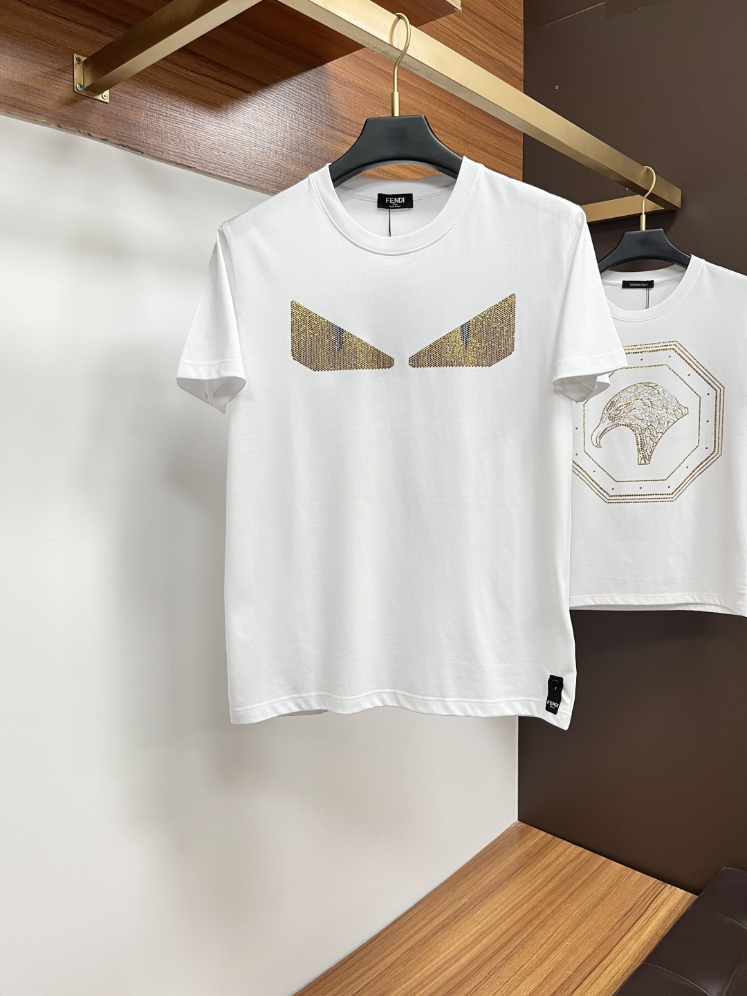 NO:512979,Fendi 25ss Spring and Summer New Crystal Diamond Round Neck Short-Sleeve T-shirt, with the front embellished with imported Australian diamond brand logo design, creating a basic men's item, injecting new ideas into men's wardrobe. Made of 80 double-strand mercerized cotton fabric, the fabric has high-end texture, soft and silky, excellent elasticity, anti-wrinkle and yellowing, and it is not easy to deform after wearing it for a long time; black and white M~4XL,,fendi,T-shirt,tees,t-shirt,alexander wang19860909芬迪 25ss春夏新品水晶钻圆领短袖T恤,正面缀饰有进口澳钻品牌标识设计,打造男士基本款单品,为男士衣橱注入新意.采用80支双股丝光棉面料制成,面料质感高端、柔软丝滑,弹性优良抗皱抗黄,久穿久洗不易变形；黑色 白色 M～4XL,,fendi,T-shirt,tees，t-shirt,alexander wang,Men's clothing