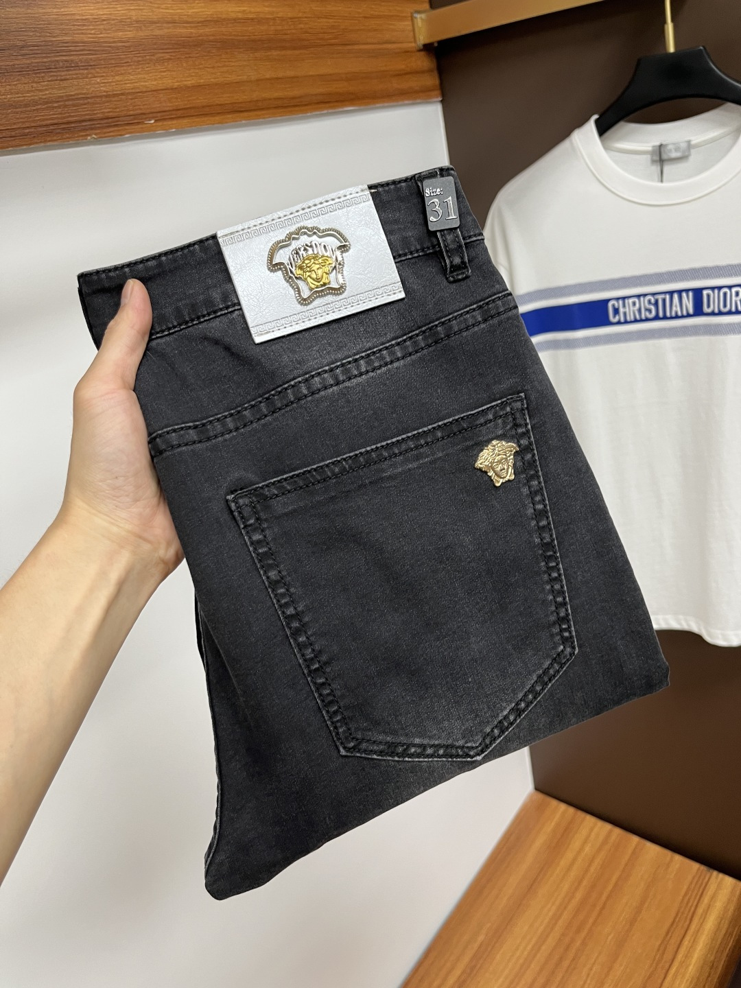 NO:423740,Versace [2025 Summer New Product] European Station Men's Business Casual Jeans When business meets casualness, when classic collides fashion, in spring 2025, we bring you a brand new European Station Men's Business Casual Jeans!  Selected high-quality fabrics, soft and comfortable, and breathable, allowing you to remain refreshing and comfortable during busy working days. The design is simple without losing style, perfectly blending business and leisure elements, whether in office or weekend parties, you can easily control it and show your unique taste. Meeting your outfit needs in different occasions, making your wardrobe rejuvenated. K12 slim tailoring, fits your body, highlights the uprightness and confidence of men. The details show craftsmanship, and each stitch has been carefully polished to ensure that quality and comfort coexist. Size 29-40, versace, jeans, alexander wang19860909范思哲【2025夏季新品】欧洲站男士商务休闲牛仔裤 当商务遇上休闲,当经典碰撞时尚,2025年春季,我们为您带来全新欧洲站男士商务休闲牛仔裤！ 精选高品质面料,柔软舒适,透气性极佳,让您在繁忙的工作日中依然保持清爽与自在. 设计简约而不失格调,完美融合商务与休闲元素,无论是办公室还是周末聚会,都能轻松驾驭,展现您的独特品味. 满足您不同场合的穿搭需求,让您的衣橱焕发新生.K12 修身剪裁,贴合身形,凸显男士的挺拔与自信.细节之处彰显匠心,每一个针脚都经过精心打磨,确保品质与舒适并存. 尺码29-40,,versace,jeans,alexander wang,Men's clothing