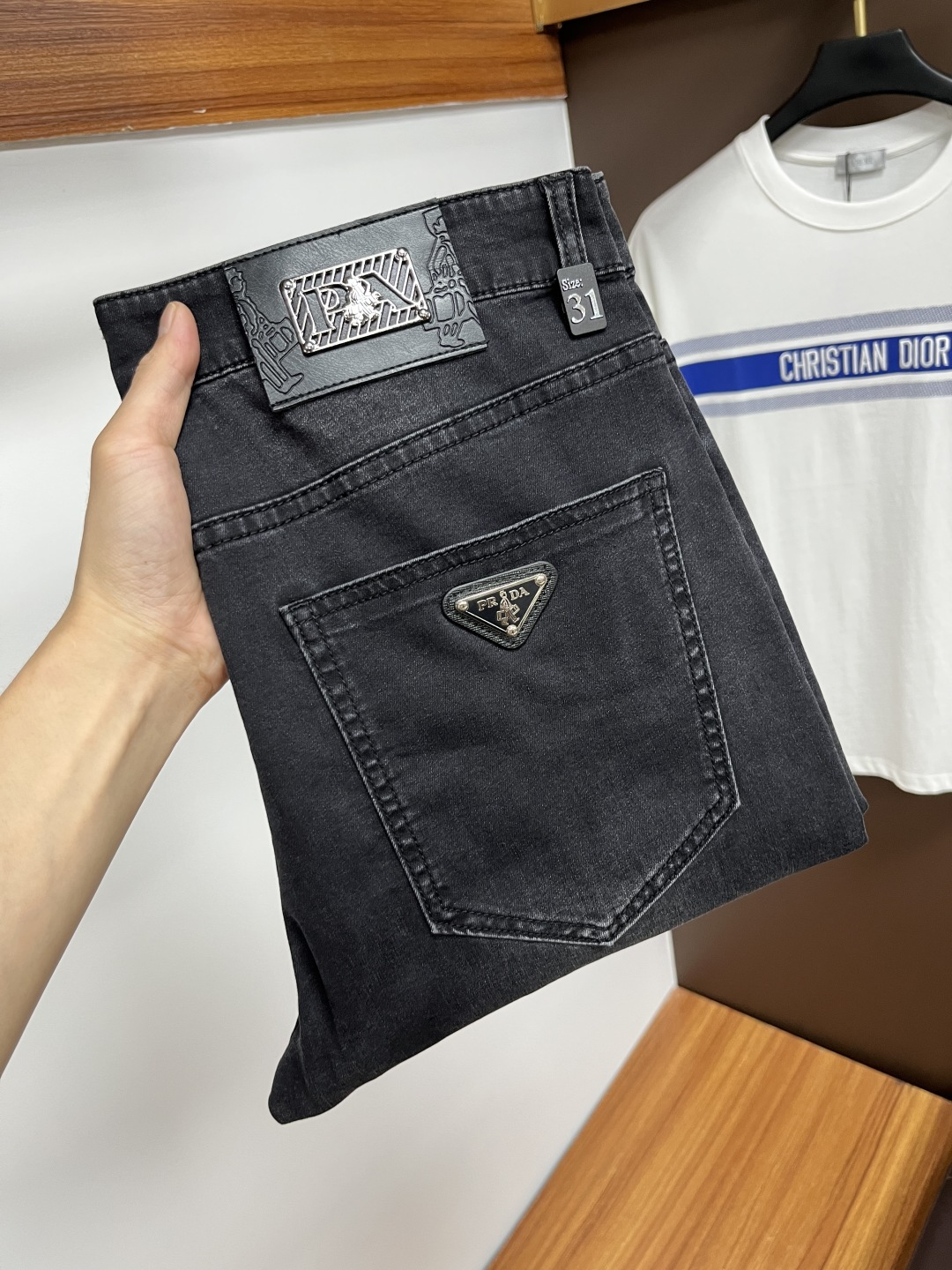 NO:423689,Prada [2025 Summer New Product] European Station Men's Business Casual Jeans When business meets casualness, when classic collides fashion, in spring 2025, we bring you a brand new European Station Men's Business Casual Jeans!  Selected high-quality fabrics, soft and comfortable, and breathable, allowing you to remain refreshing and comfortable during busy working days. The design is simple without losing style, perfectly blending business and leisure elements, whether in office or weekend parties, you can easily control it and show your unique taste. Meeting your outfit needs in different occasions, making your wardrobe rejuvenated. K12 slim tailoring, fits the body, highlights the men's uprightness and confidence. The details show craftsmanship, and each stitch has been carefully polished to ensure the coexistence of quality and comfort. Size 29-40,,prada,jeans,alexander wang19860909普拉达【2025夏季新品】欧洲站男士商务休闲牛仔裤 当商务遇上休闲,当经典碰撞时尚,2025年春季,我们为您带来全新欧洲站男士商务休闲牛仔裤！ 精选高品质面料,柔软舒适,透气性极佳,让您在繁忙的工作日中依然保持清爽与自在. 设计简约而不失格调,完美融合商务与休闲元素,无论是办公室还是周末聚会,都能轻松驾驭,展现您的独特品味. 满足您不同场合的穿搭需求,让您的衣橱焕发新生.K12 修身剪裁,贴合身形,凸显男士的挺拔与自信.细节之处彰显匠心,每一个针脚都经过精心打磨,确保品质与舒适并存. 尺码29-40,,prada,jeans,alexander wang,Men's clothing