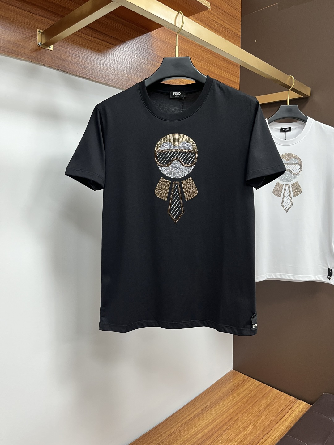 NO:468991,Fendi 25ss Spring and Summer New Crystal Diamond Round Neck Short-Sleeve T-shirt, with the front embellished with imported Australian diamond brand logo design, creating a basic men's item, injecting new ideas into men's wardrobe. Made of 80 double-strand mercerized cotton fabric, the fabric has high-end texture, soft and silky, excellent elasticity, anti-wrinkle and yellowing, and it is not easy to deform after wearing it for a long time; black and white M~4XL,,fendi,T-shirt,tees,t-shirt,alexander wang19860909芬迪 25ss春夏新品水晶钻圆领短袖T恤,正面缀饰有进口澳钻品牌标识设计,打造男士基本款单品,为男士衣橱注入新意.采用80支双股丝光棉面料制成,面料质感高端、柔软丝滑,弹性优良抗皱抗黄,久穿久洗不易变形；黑色 白色 M～4XL,,fendi,T-shirt,tees，t-shirt,alexander wang,Men's clothing