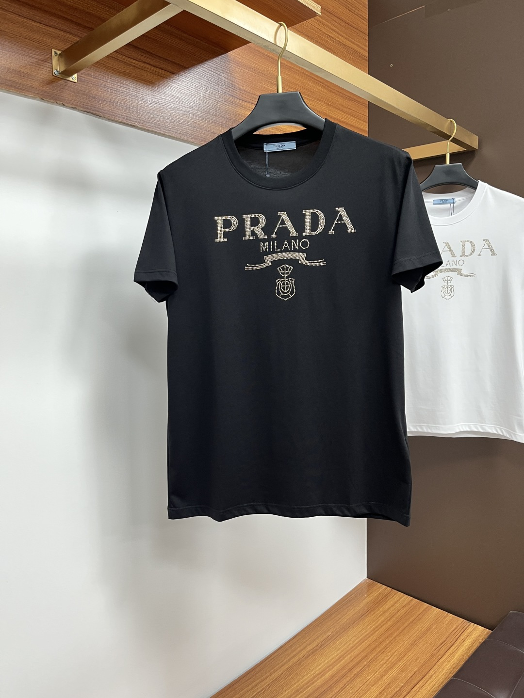 NO:468997,Prada 25ss Spring and Summer New Crystal Diamond Round Neck Short-Sleeve T-shirt, with the front embellished with imported Australian diamond brand logo design, creating a basic men's product, injecting new ideas into men's wardrobe. Made of 80 double-strand mercerized cotton fabric, the fabric has high-end texture, soft and smooth, excellent elasticity, anti-wrinkle and yellowing, and it is not easy to deform after wearing it for a long time; black and white M~4XL,,prada,T-shirt,tees,t-shirt,alexander wang19860909普拉达 25ss春夏新品水晶钻圆领短袖T恤,正面缀饰有进口澳钻品牌标识设计,打造男士基本款单品,为男士衣橱注入新意.采用80支双股丝光棉面料制成,面料质感高端、柔软丝滑,弹性优良抗皱抗黄,久穿久洗不易变形；黑色 白色 M～4XL,,prada,T-shirt,tees，t-shirt,alexander wang,Men's clothing