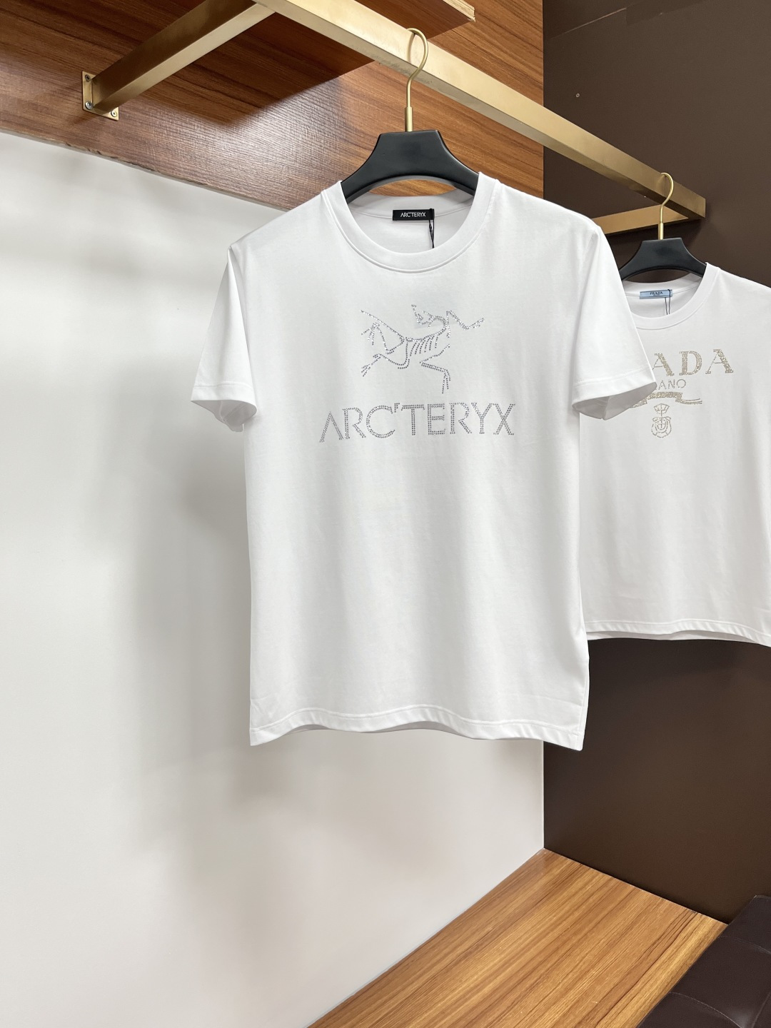 NO:468985,Archaeoptera Bird 25ss Spring and Summer New Crystal Diamond Round Neck Short-Sleeve T-shirt, with the front embellished with imported Australian Diamond brand logo design, creating a basic men's item, injecting new ideas into men's wardrobe. Made of 80 double-strand mercerized cotton fabric, the fabric has high-end texture, soft and smooth, excellent elasticity, anti-wrinkle and yellowing, and it is not easy to deform after wearing it for a long time; black and white M~4XL, arc'teryx, T-shirt,tees, t-shirt,alexander wang19860909始祖鸟 25ss春夏新品水晶钻圆领短袖T恤,正面缀饰有进口澳钻品牌标识设计,打造男士基本款单品,为男士衣橱注入新意.采用80支双股丝光棉面料制成,面料质感高端、柔软丝滑,弹性优良抗皱抗黄,久穿久洗不易变形；黑色 白色 M～4XL,arc'teryx,T-shirt,tees，t-shirt,alexander wang,Men's clothing