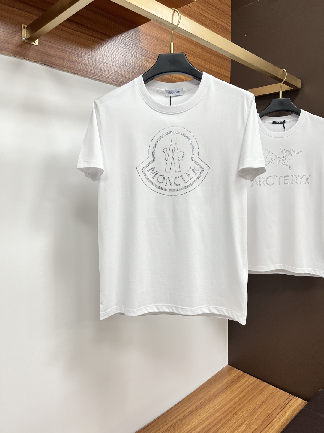 NO:468975,The 25ss spring and summer new crystal diamond round neck short-sleeved T-shirt is embellished with the front of the imported Australian diamond brand logo design, creating a basic men's product, injecting new ideas into men's wardrobe. Made of 80 double-strand mercerized cotton fabric, the fabric has high-end texture, soft and smooth, excellent elasticity, anti-wrinkle and yellowing, and it is not easy to deform after wearing it for a long time; black and white M~4XL,,Moncler,T-shirt,tees,t-shirt,alexander wang19860909蒙口 25ss春夏新品水晶钻圆领短袖T恤,正面缀饰有进口澳钻品牌标识设计,打造男士基本款单品,为男士衣橱注入新意.采用80支双股丝光棉面料制成,面料质感高端、柔软丝滑,弹性优良抗皱抗黄,久穿久洗不易变形；黑色 白色 M～4XL,,Moncler,T-shirt,tees，t-shirt,alexander wang,Men's clothing