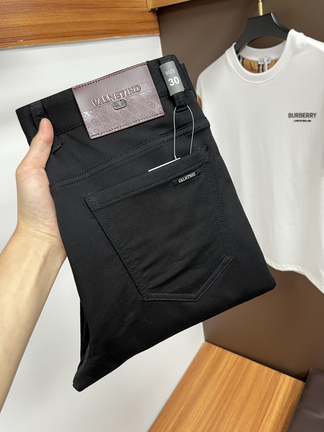 NO:413327,Valentino 2025ss Snake Year Summer New Year Jeans. Original 1:1 production, perfect choice for daily life, simple, atmospheric, fashionable and stylish, customized imported tannin fabric, heavy industry washing process, complex and exquisite workmanship. Easy to cater to the needs of all seasons, soft and elastic, smooth and neat, original auxiliary hardware, L10 upper body comfortable and easy to match, durable code number 29-38, valentino, jeans, alexander wang19860909华伦天奴 2025ss蛇年夏季贺岁款牛仔裤.原单1:1制作,日常必备的完美之选,简单大气亦时尚有型,定制进口丹宁面料 ,重工洗水工艺,做工复杂工艺精湛.轻松迎合四季需要,手感柔软带弹力,流畅利落,原版辅料五金,L10上身舒适非常易搭耐看码数29-38,,valentino,jeans,alexander wang,Men's clothing