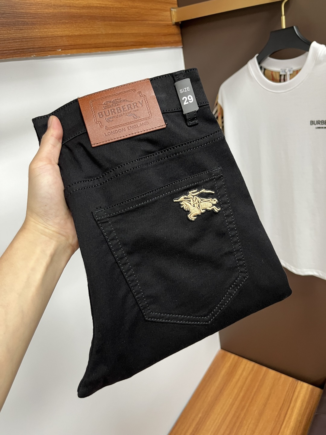 NO:413335,Burberry 2025ss Snake Summer New Year jeans. Original 1:1 production, perfect choice for daily life, simple, atmospheric, fashionable and stylish, customized imported tannin fabric, heavy industry washing process, complex and exquisite workmanship. It is easy to meet the needs of all seasons, soft and elastic, smooth and neat, original auxiliary materials, L10 upper body comfortable and easy to match, durable code number 29-38, burberry, jeans, alexander wang19860909巴宝莉 2025ss蛇年夏季贺岁款牛仔裤.原单1:1制作,日常必备的完美之选,简单大气亦时尚有型,定制进口丹宁面料 ,重工洗水工艺,做工复杂工艺精湛.轻松迎合四季需要,手感柔软带弹力,流畅利落,原版辅料五金,L10上身舒适非常易搭耐看码数29-38,,burberry,jeans,alexander wang,Men's clothing