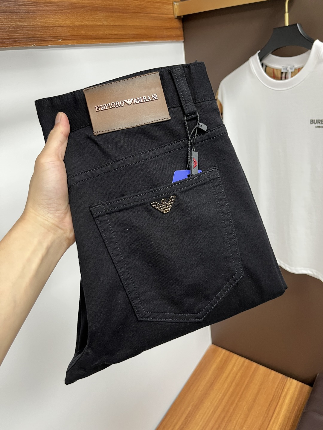 NO:413343,Armani 2025ss Snake Summer New Year Jeans. Original 1:1 production, perfect choice for daily life, simple, atmospheric, fashionable and stylish, customized imported tannin fabric, heavy industry washing process, complex and exquisite workmanship. It is easy to meet the needs of all seasons, soft and elastic, smooth and neat, original auxiliary hardware, L10 upper body comfortable and easy to match, durable code number 29-38, Armani, jeans, alexander wang19860909阿玛尼 2025ss蛇年夏季贺岁款牛仔裤.原单1:1制作,日常必备的完美之选,简单大气亦时尚有型,定制进口丹宁面料 ,重工洗水工艺,做工复杂工艺精湛.轻松迎合四季需要,手感柔软带弹力,流畅利落,原版辅料五金,L10上身舒适非常易搭耐看码数29-38,,armani,jeans,alexander wang,Men's clothing