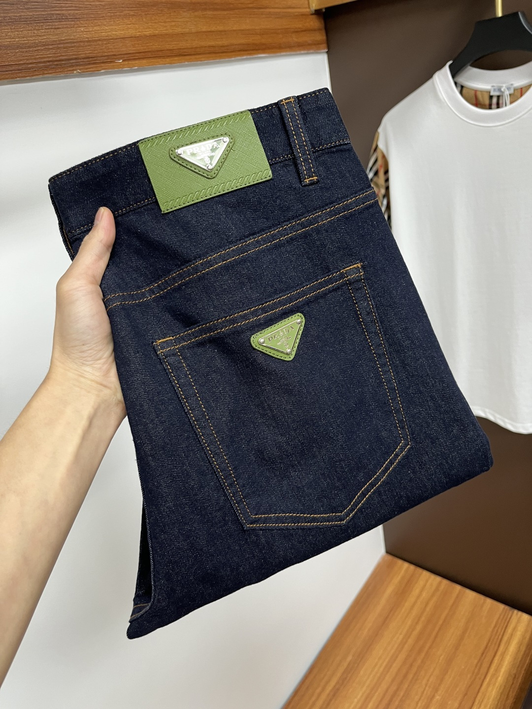 NO:413352,Prada 2025ss Snake Summer New Year Jeans. Original 1:1 production, perfect choice for daily life, simple, atmospheric, fashionable and stylish, customized imported tannin fabric, heavy industry washing process, complex and exquisite workmanship. It is easy to meet the needs of all seasons, soft and elastic, smooth and neat, original auxiliary materials, L10 upper body comfortable and easy to match, durable code number 29-38, prada, jeans, alexander wang19860909普拉达 2025ss蛇年夏季贺岁款牛仔裤.原单1:1制作,日常必备的完美之选,简单大气亦时尚有型,定制进口丹宁面料 ,重工洗水工艺,做工复杂工艺精湛.轻松迎合四季需要,手感柔软带弹力,流畅利落,原版辅料五金,L10上身舒适非常易搭耐看码数29-38,,prada,jeans,alexander wang,Men's clothing