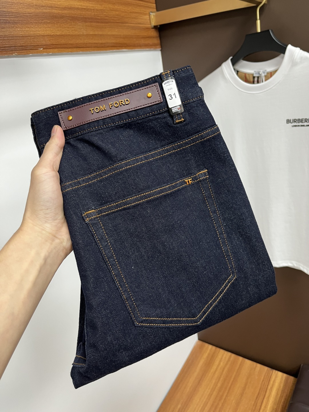 NO:413290,TF 2025ss Snake Year Summer New Year Jeans. Original 1:1 production, perfect choice for daily life, simple, atmospheric, fashionable and stylish, customized imported tannin fabric, heavy industry washing process, complex and exquisite workmanship. It is easy to meet the needs of all seasons, soft and elastic, smooth and neat, original auxiliary materials, L10 upper body comfortable and easy to match, durable code number 29-38,,tom ford, jeans, alexander wang19860909TF 2025ss蛇年夏季贺岁款牛仔裤.原单1:1制作,日常必备的完美之选,简单大气亦时尚有型,定制进口丹宁面料 ,重工洗水工艺,做工复杂工艺精湛.轻松迎合四季需要,手感柔软带弹力,流畅利落,原版辅料五金,L10上身舒适非常易搭耐看码数29-38,,tom ford,jeans,alexander wang,Men's clothing