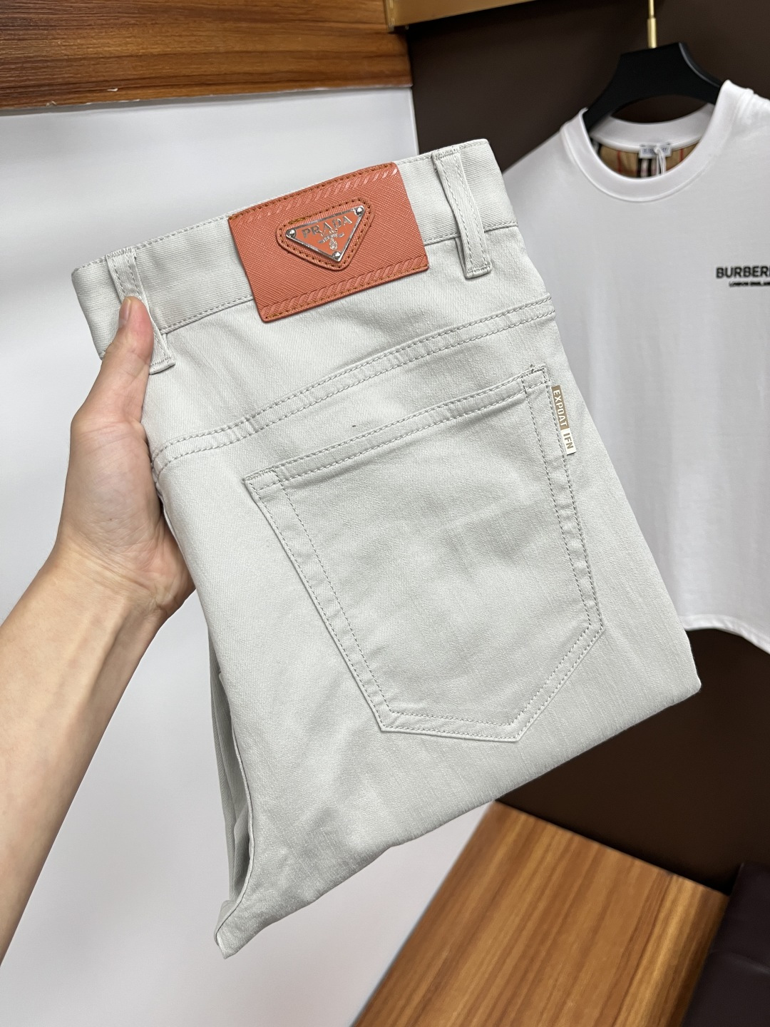 NO:413298,Prada 2025ss Snake Summer New Year Jeans. Original 1:1 production, perfect choice for daily life, simple, atmospheric, fashionable and stylish, customized imported tannin fabric, heavy industry washing process, complex and exquisite workmanship. It is easy to meet the needs of all seasons, soft and elastic, smooth and neat, original auxiliary materials, L10 upper body comfortable and easy to match, durable code number 29-38, prada, jeans, alexander wang19860909普拉达 2025ss蛇年夏季贺岁款牛仔裤.原单1:1制作,日常必备的完美之选,简单大气亦时尚有型,定制进口丹宁面料 ,重工洗水工艺,做工复杂工艺精湛.轻松迎合四季需要,手感柔软带弹力,流畅利落,原版辅料五金,L10上身舒适非常易搭耐看码数29-38,,prada,jeans,alexander wang,Men's clothing